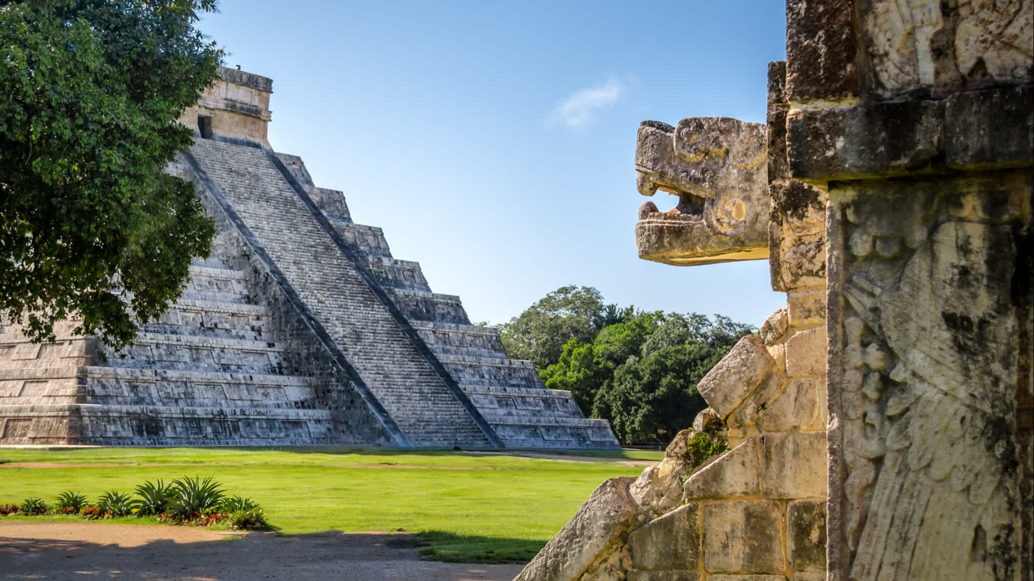 Jaguarkopf und Maya-Tempelpyramide von Kukulkan - Chichen Itza, Yucatan, Mexiko