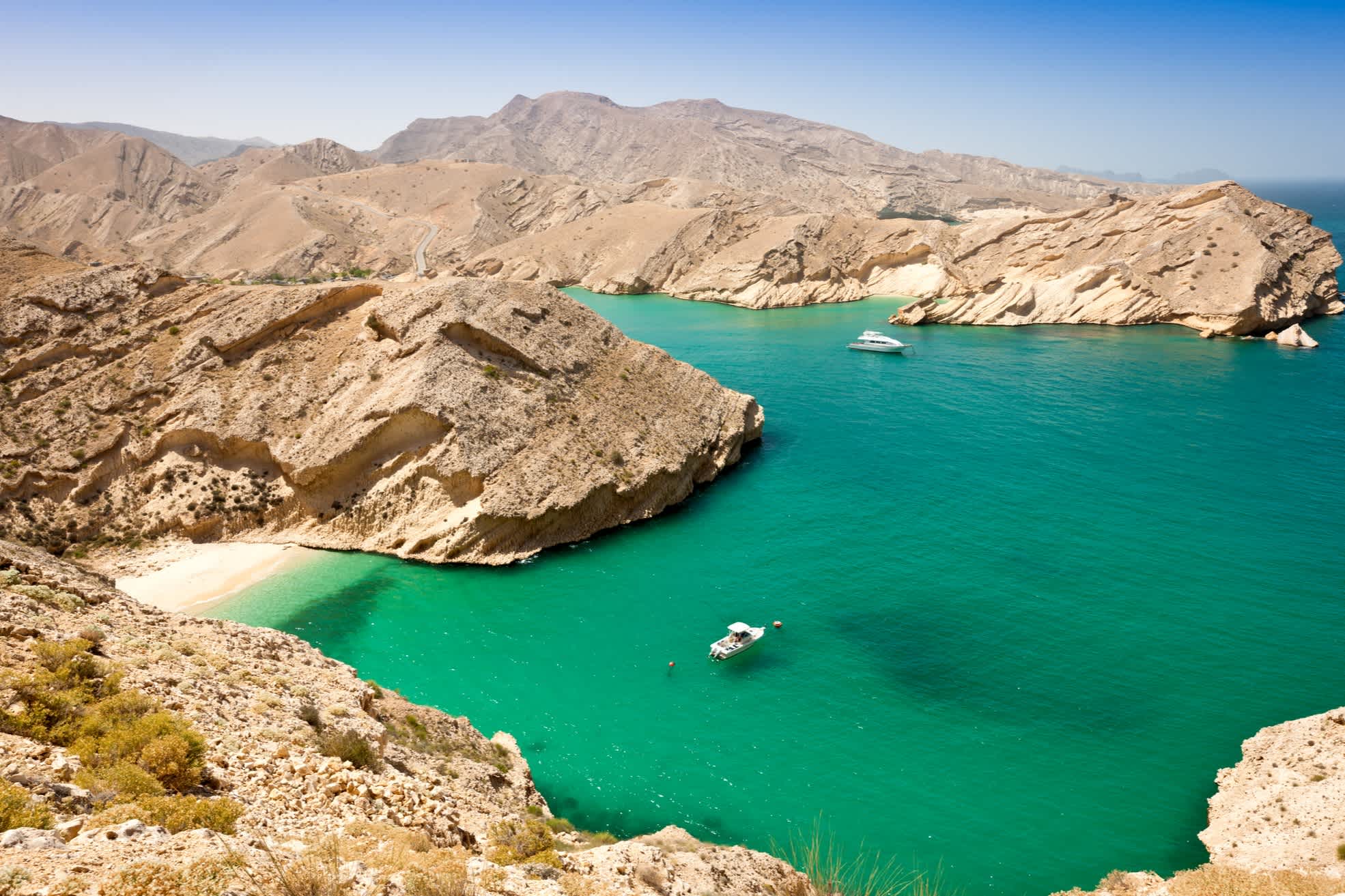 Lagune an der Küste Omans von oben gesehen mit Booten