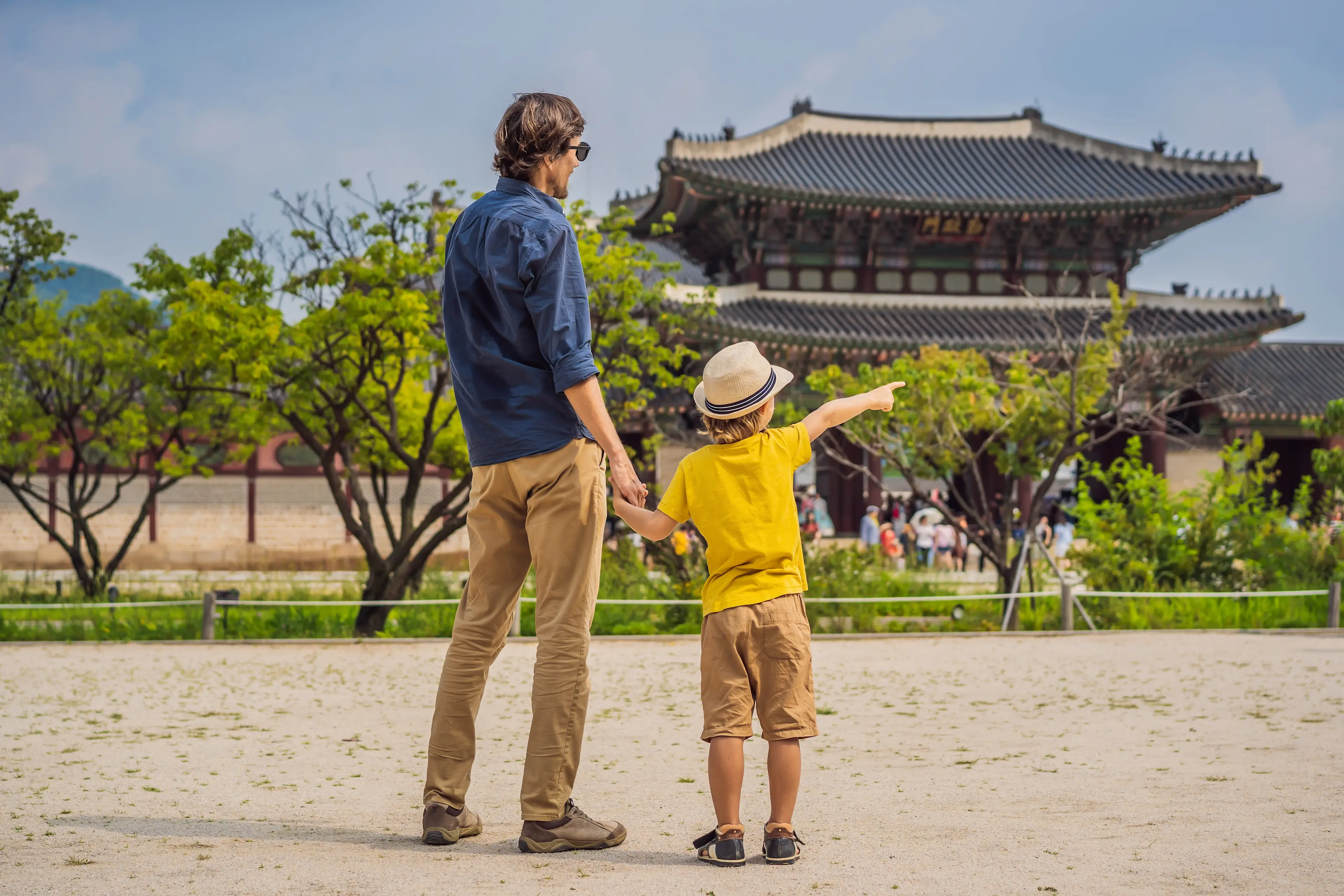 Südkorea, Tempel. Familie Vater und Sohn blicken auf einen koreanischen Tempel