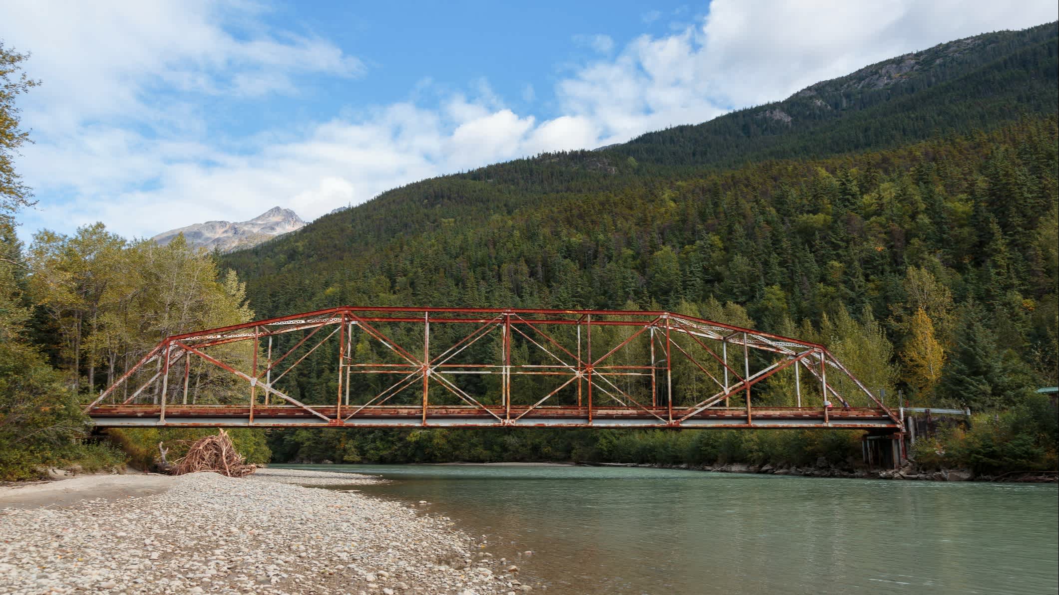 Alte Brücke über den Fluss Dyea in der Nähe des Klondike Gold Rush Historical Park bei Skagway Alaska, USA