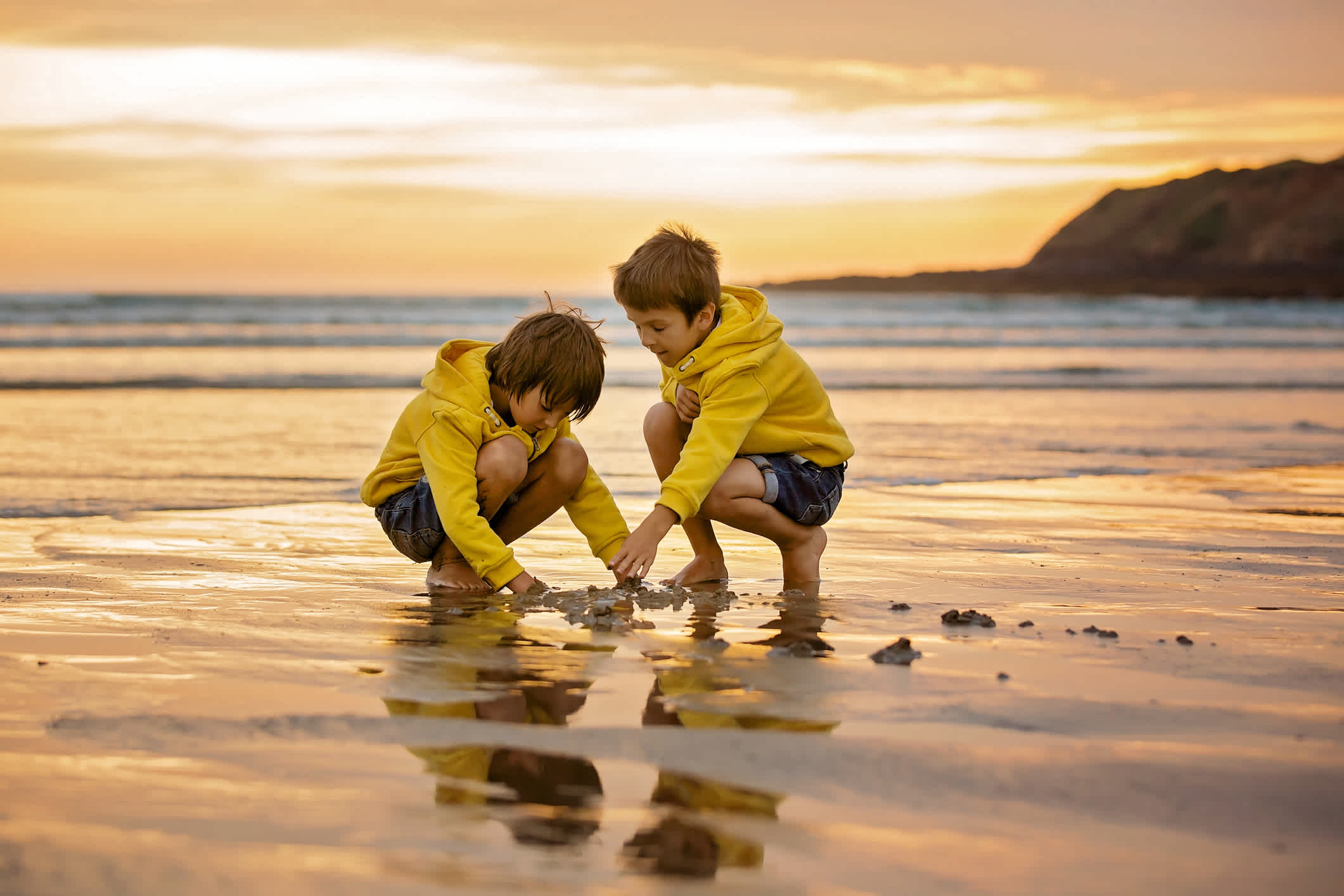 Kinder spielen im Sand in Devon, England