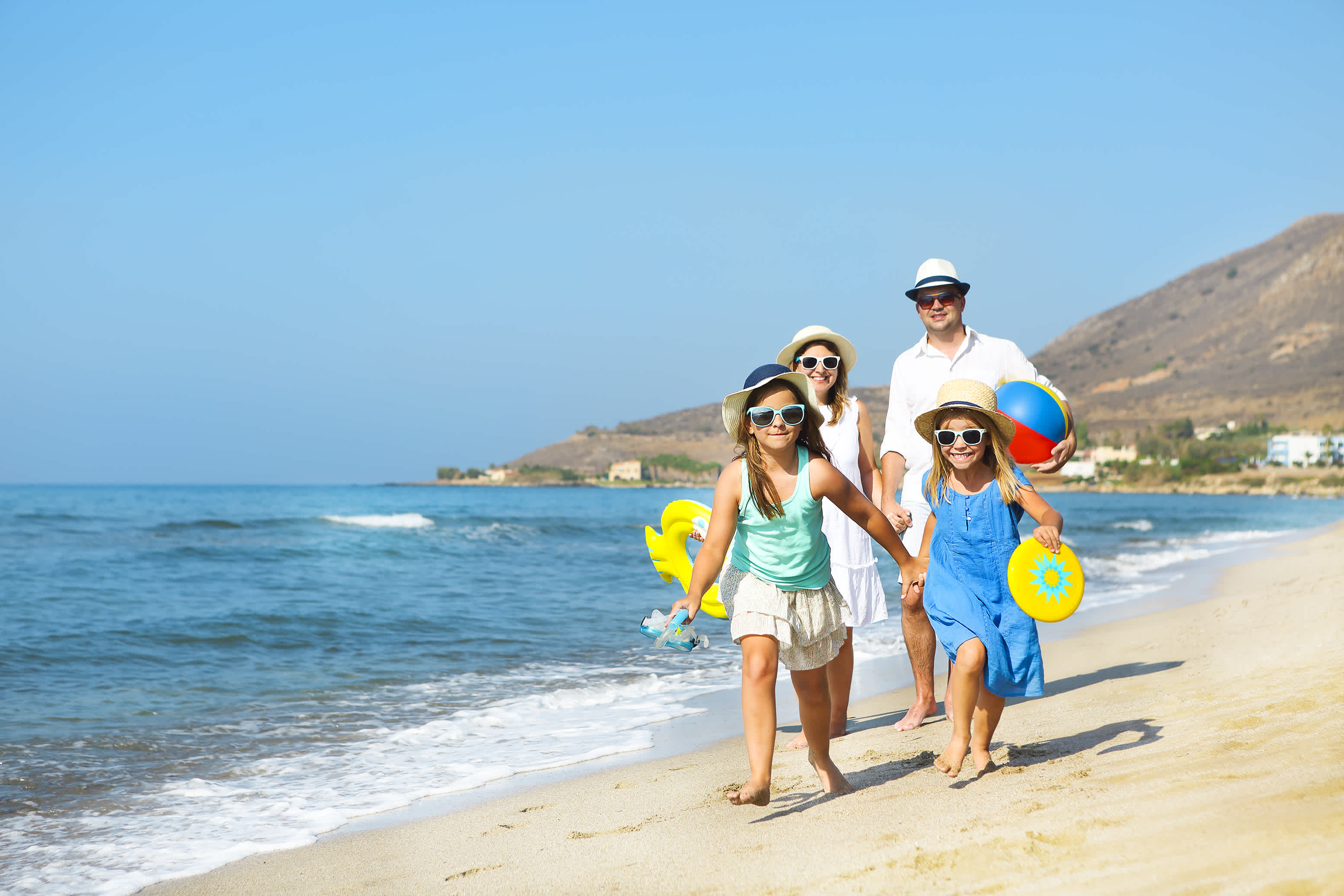 Une famille profitant d'une sortie plage pendant un voyage en famille en Grèce.