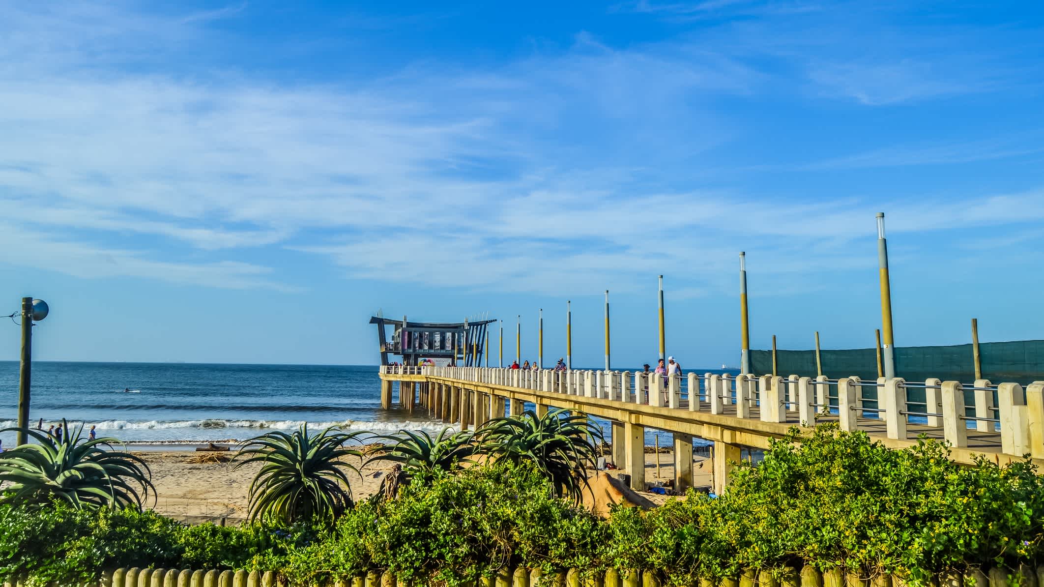 Durban Ushaka Strandpier entlang des Golden Mile Beach in Südafrika.