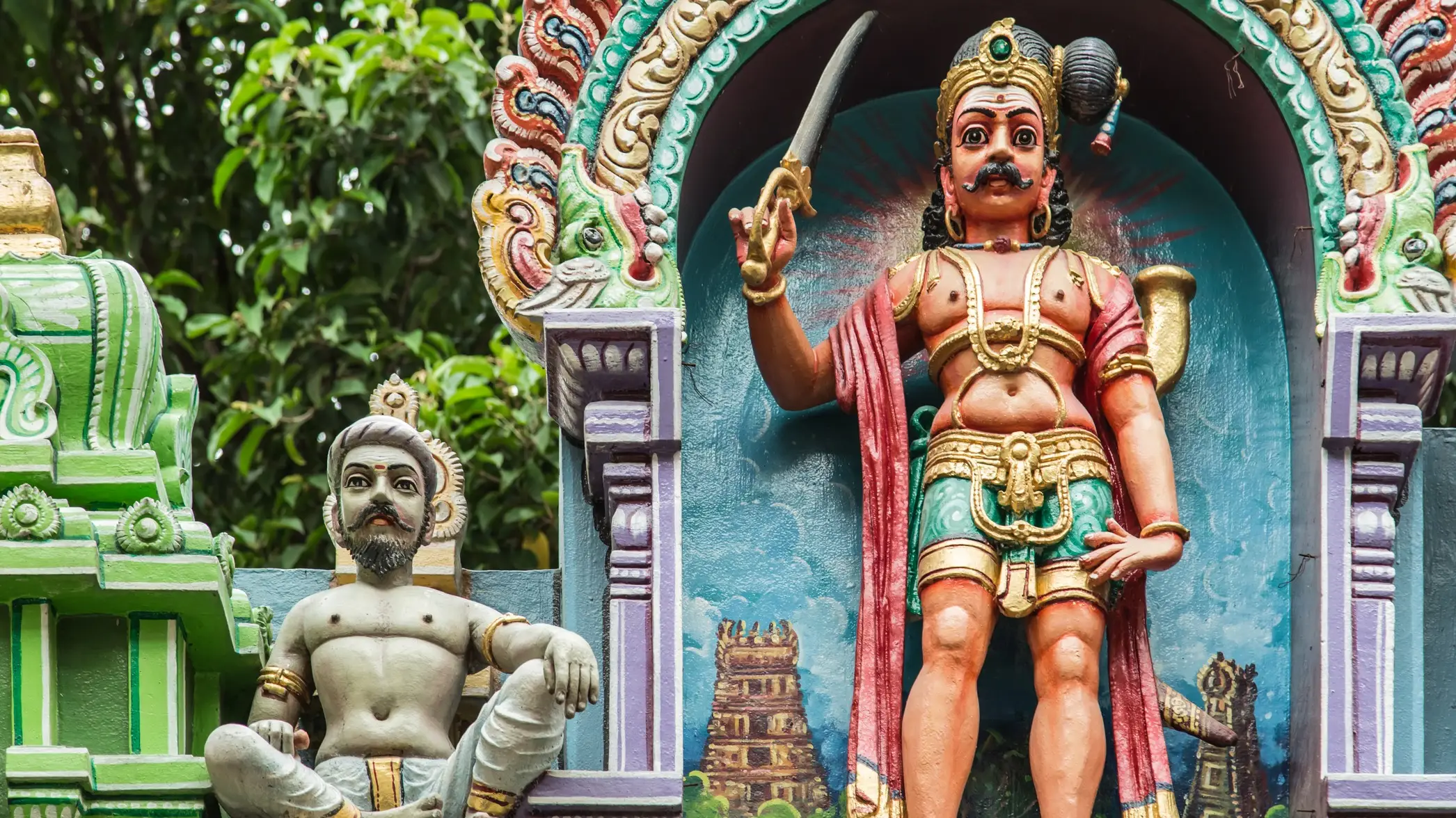 Vue sur les sculptures colorées de l'ancien temple de Singapour