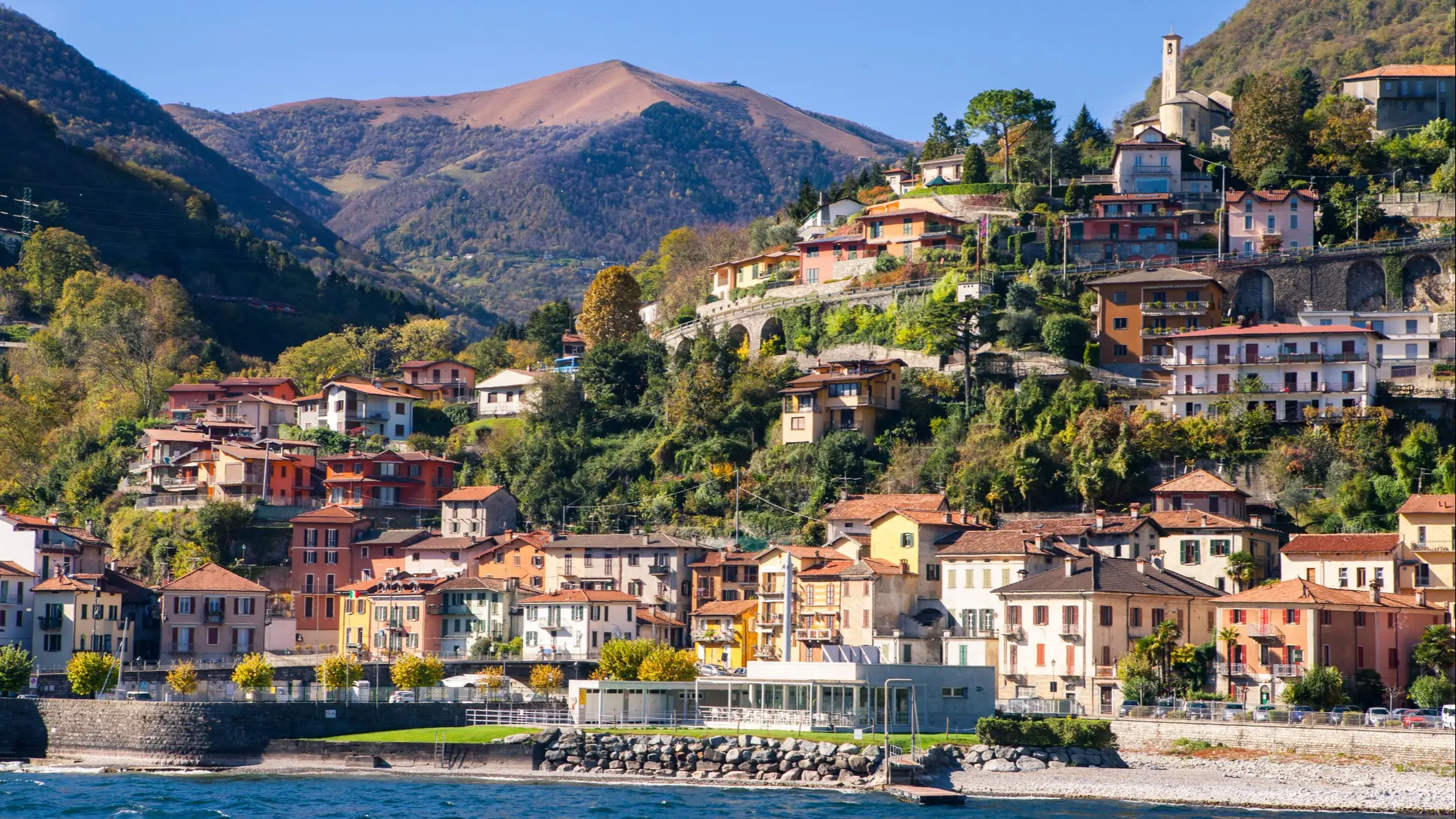 Argegno, Comer See Gesamtansicht der schönen Stadt Argegno am Fuße des Comer Sees