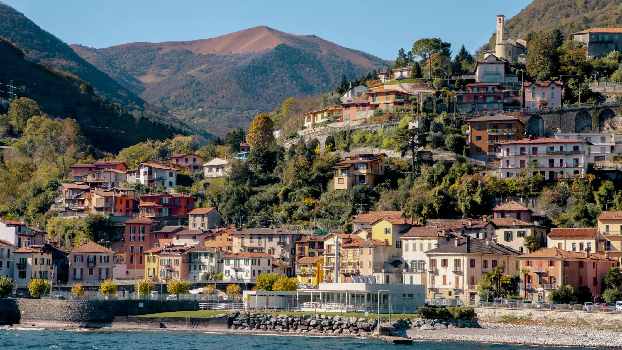 Argegno, Comer See Gesamtansicht der schönen Stadt Argegno am Fuße des Comer Sees