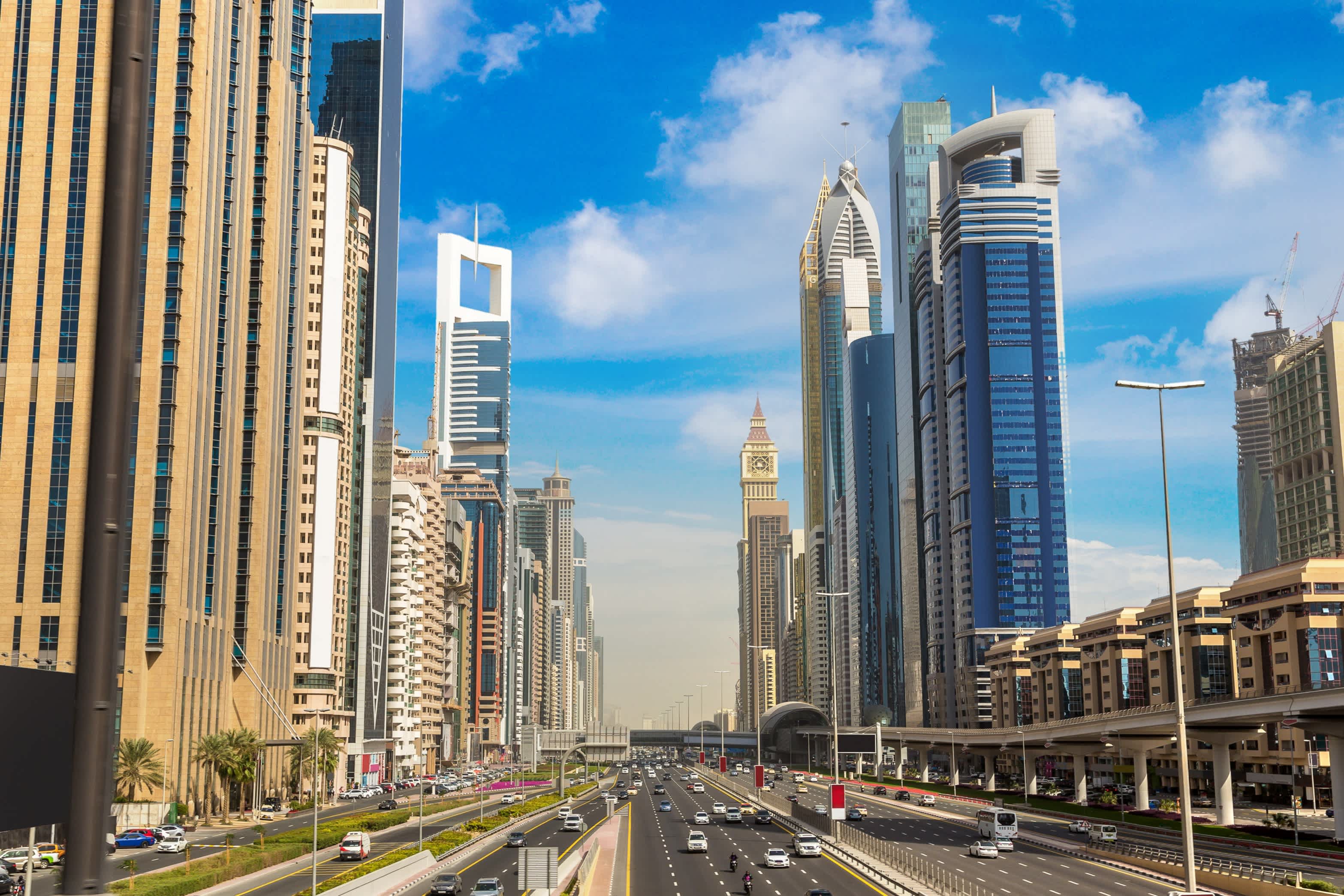 Mehrspurige Straße in Dubai