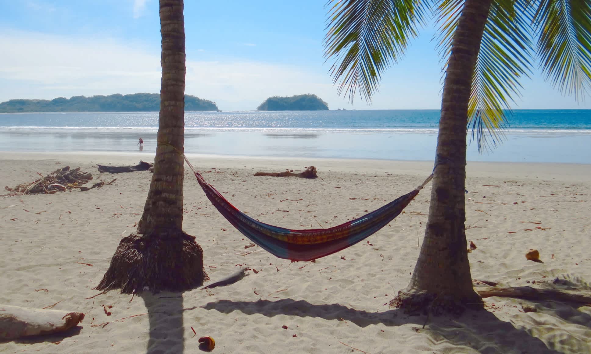 Bunte Hängematte am traumhaften Strand von Samara, Costa Rica