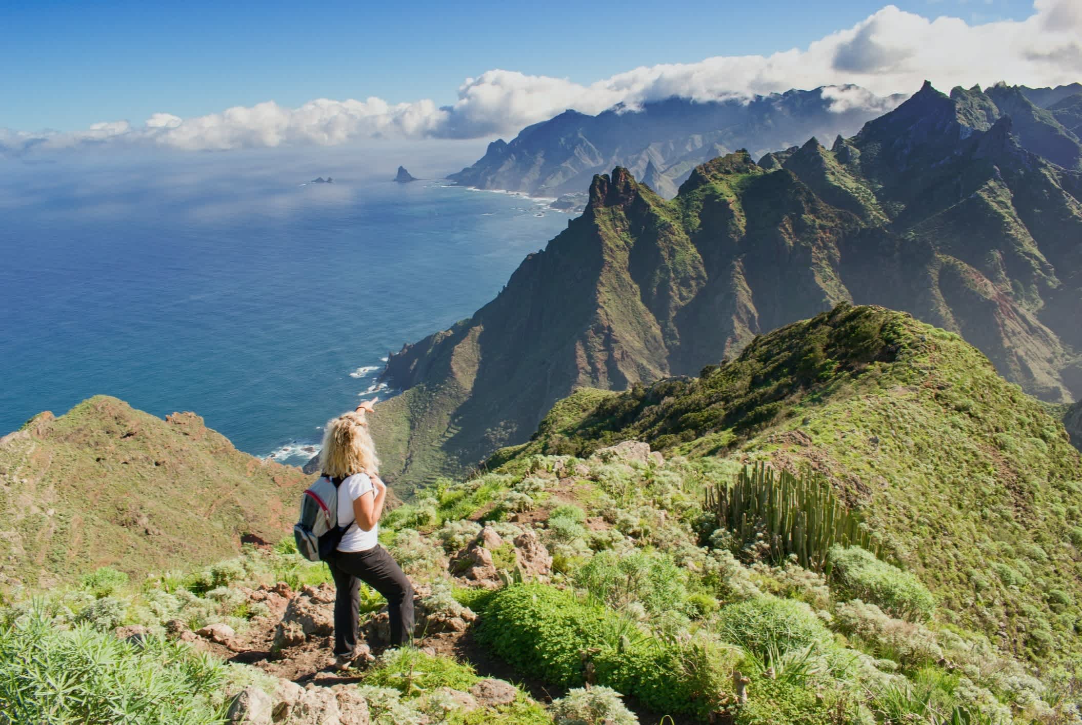 Randonneurs et paysage côtier d'Anaga à Ténériffe, Îles Canaries, Espagne.