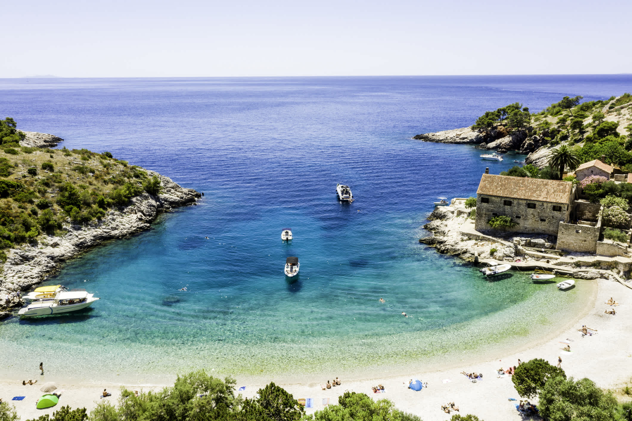 Luftaufnahme eines Sandstrandes in Kroatien