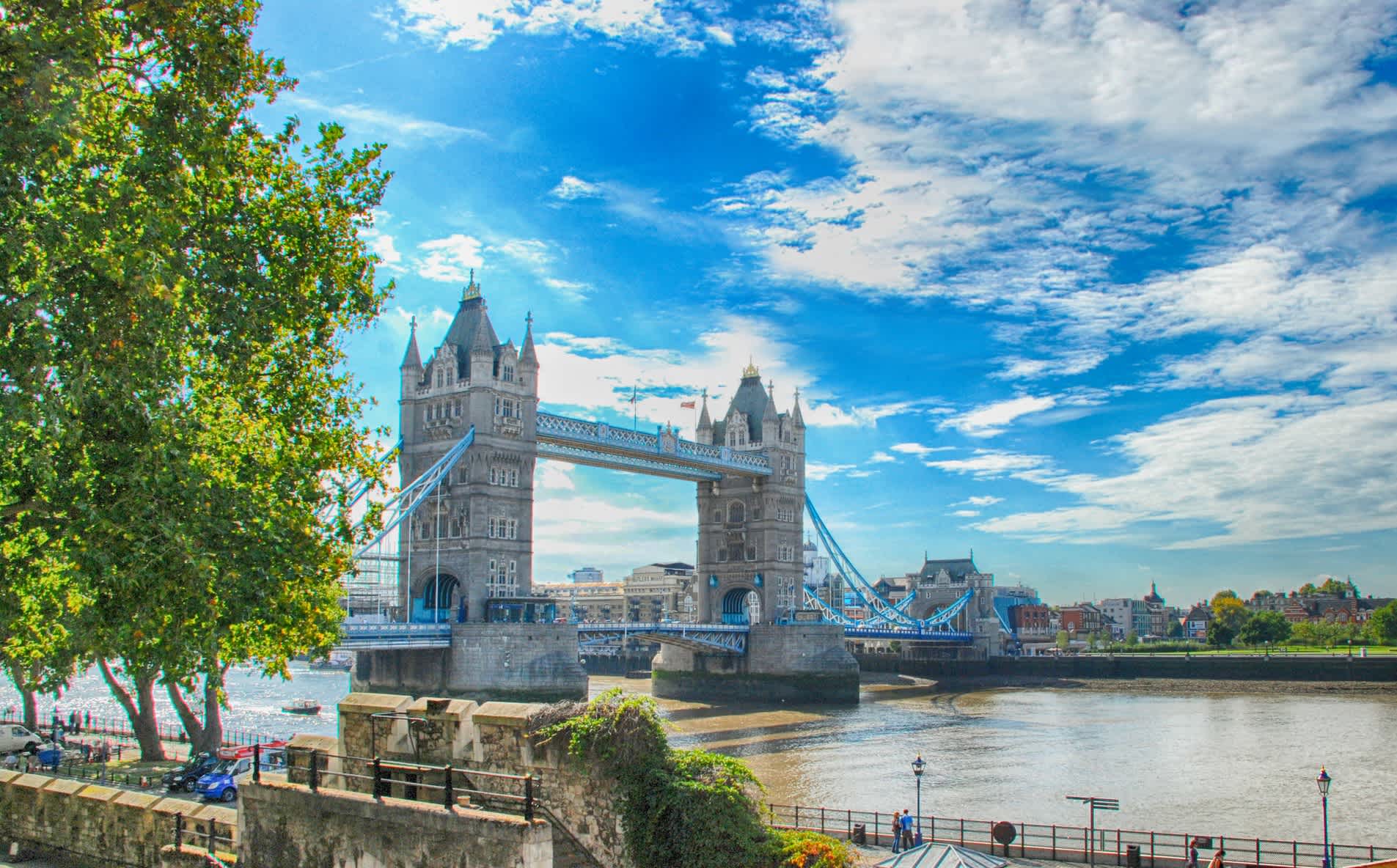 Blick zum Tower Bridge im Sommer, London, England, Großbritannien. 

