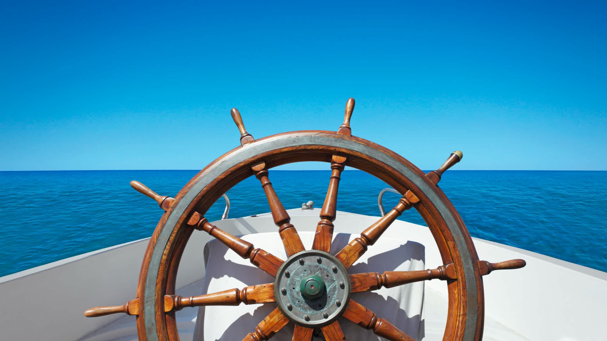 Roue de bateau sur la mer