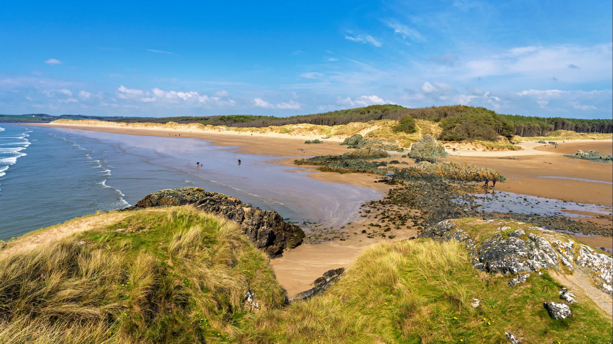 Das Panorama des Strandes von Newborough, Anglesey, Nordwales, Großbritannien.