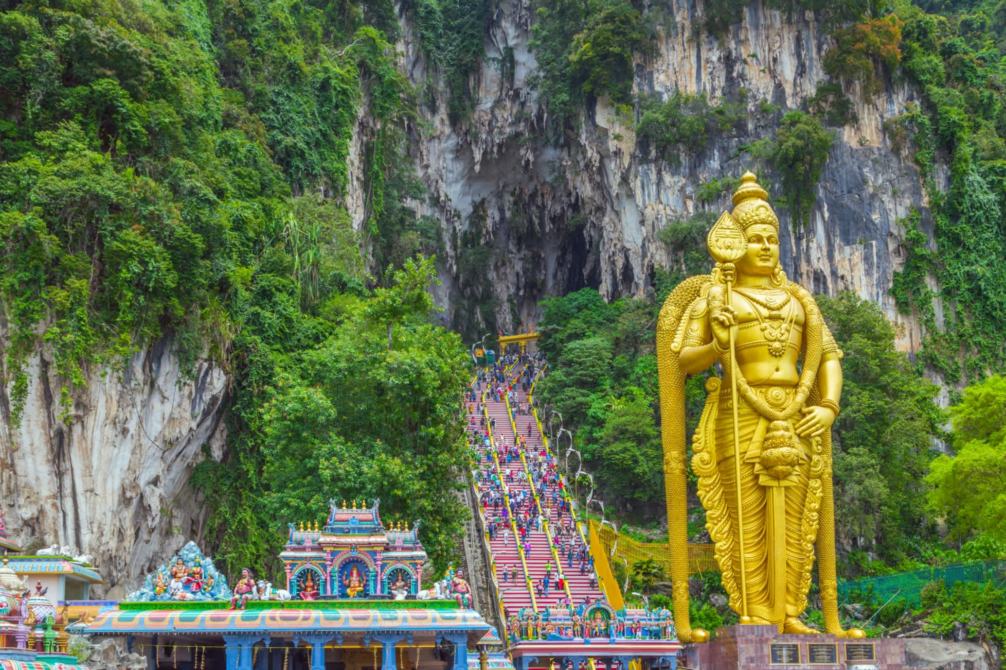 Statue en or et foire festive à l'occasion de la fête de Thaipusam à Kuala Lumpur, Malaisie.