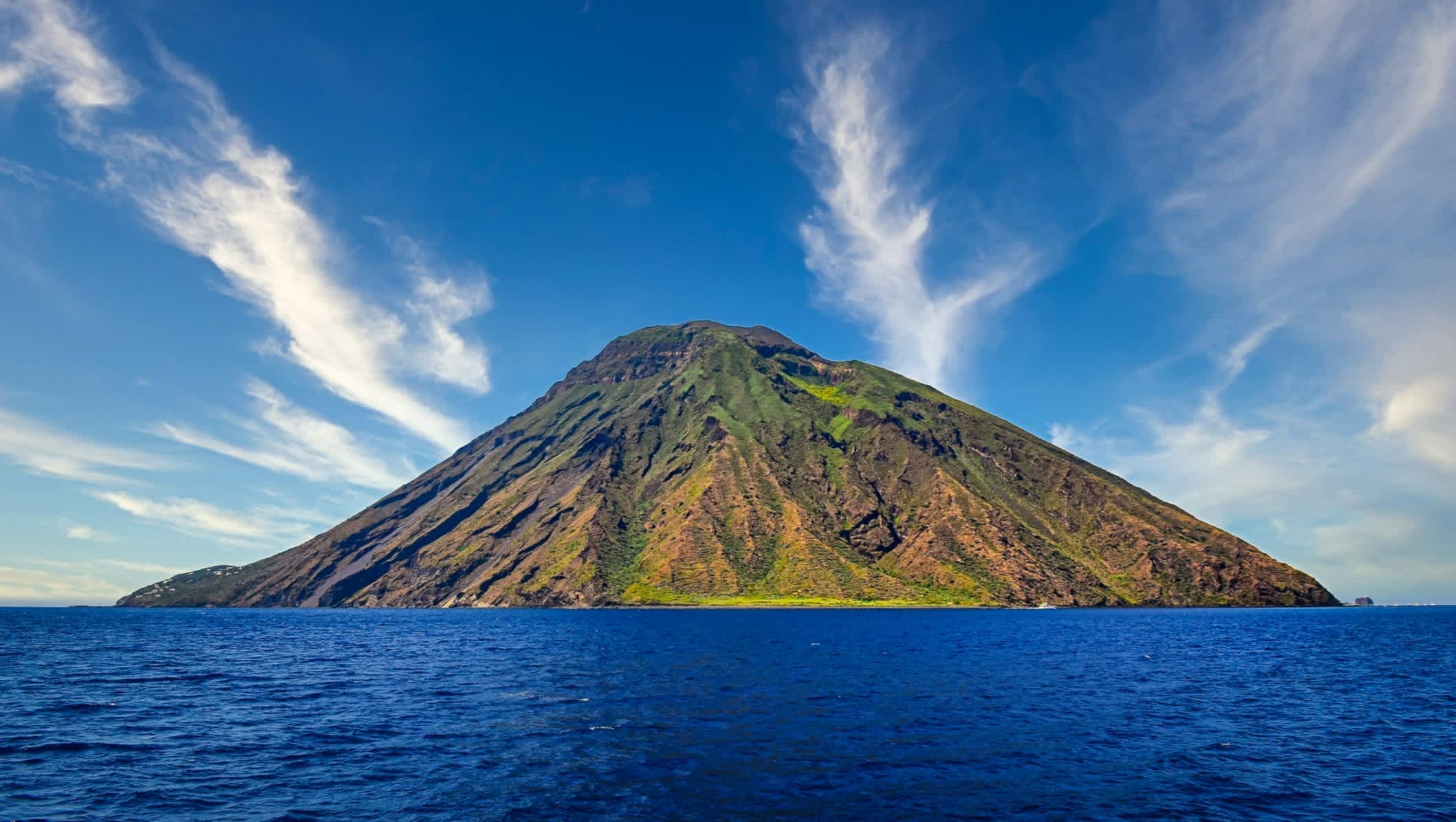 Blick zur Vulkaninsel Stromboli vom Meer, Äolische Inseln, Italien. 