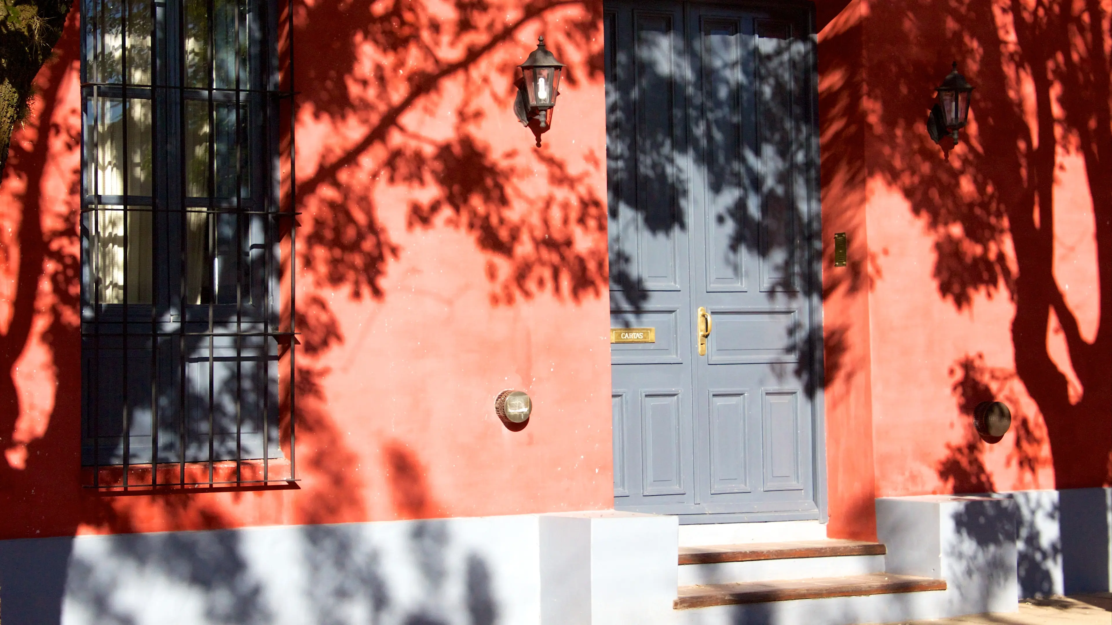 Porte d'entrée grise d'un bâtiment rouge en Argentine, San Antonio de Areco