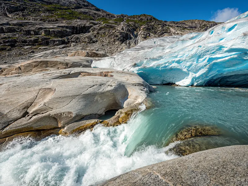 Le Nigardsbreen est un glacier impressionnant en Norvège, qui offre un décor spectaculaire avec sa glace bleue transparente et les montagnes qui l'entourent.