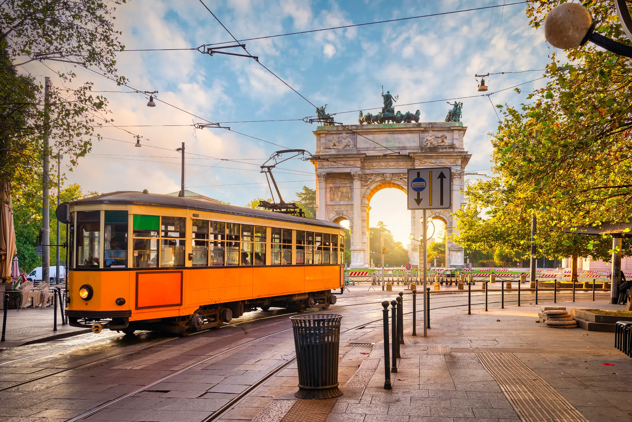 Italien, Mailand, Arco della Pace, Tram Gelbe historische Straßenbahn vor dem Friedensbogen bei Sonnenuntergang