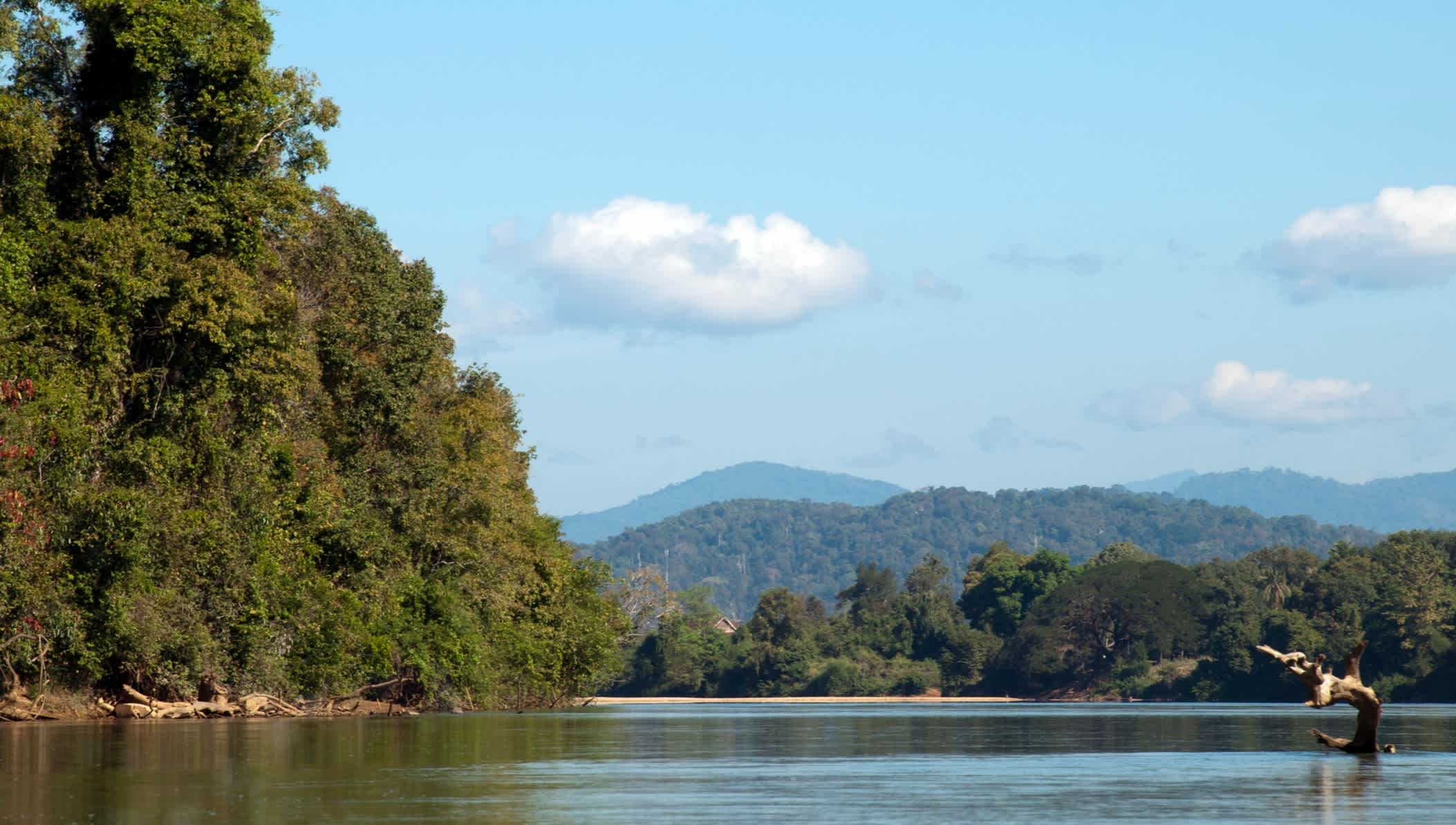 Rivière au milieu de la nature, Cambodge