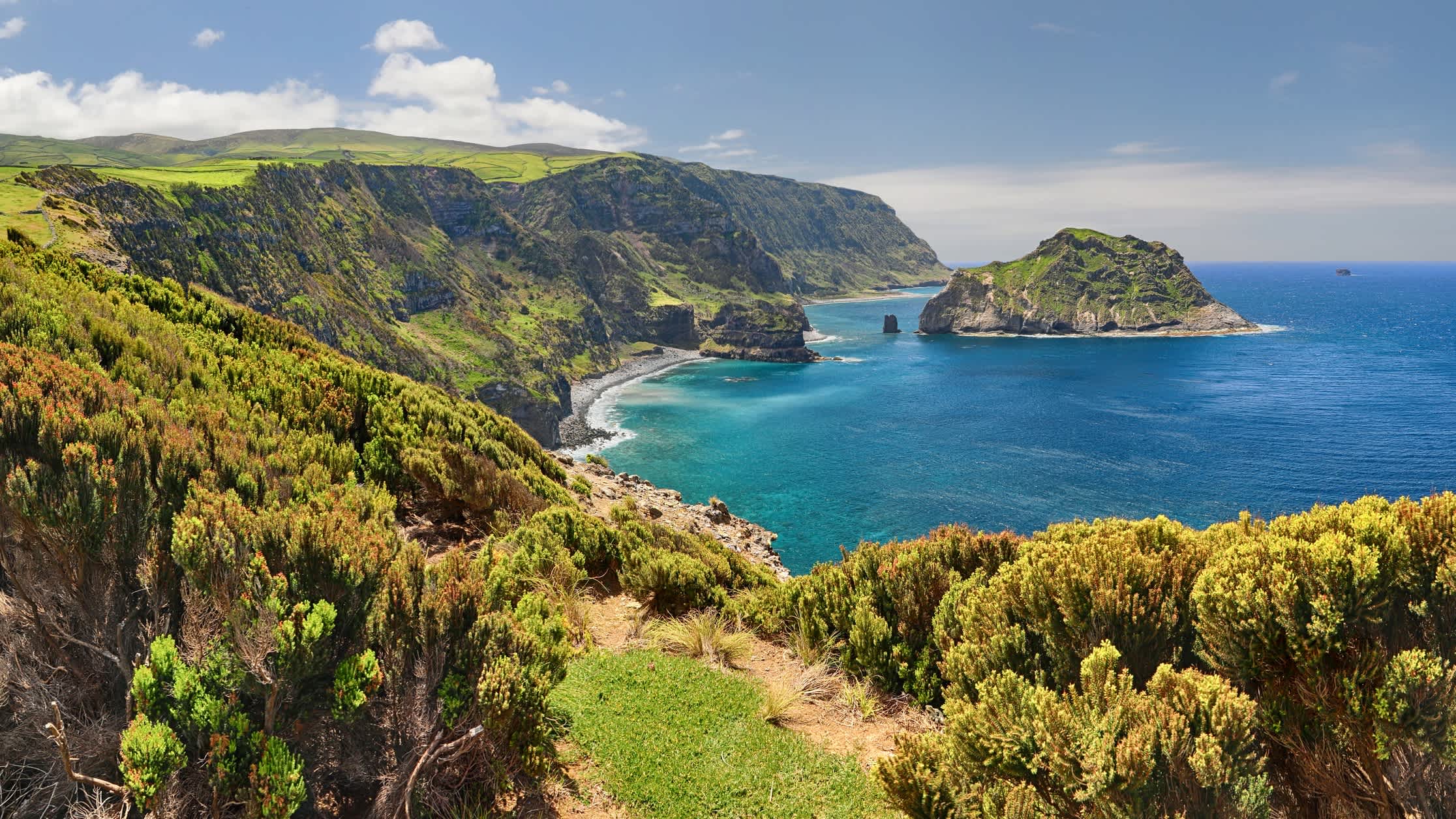 Panoramaaufnahme der Nordküste der Flores-Insel bei Ponta Delgada, Azoren, Portugal. 

