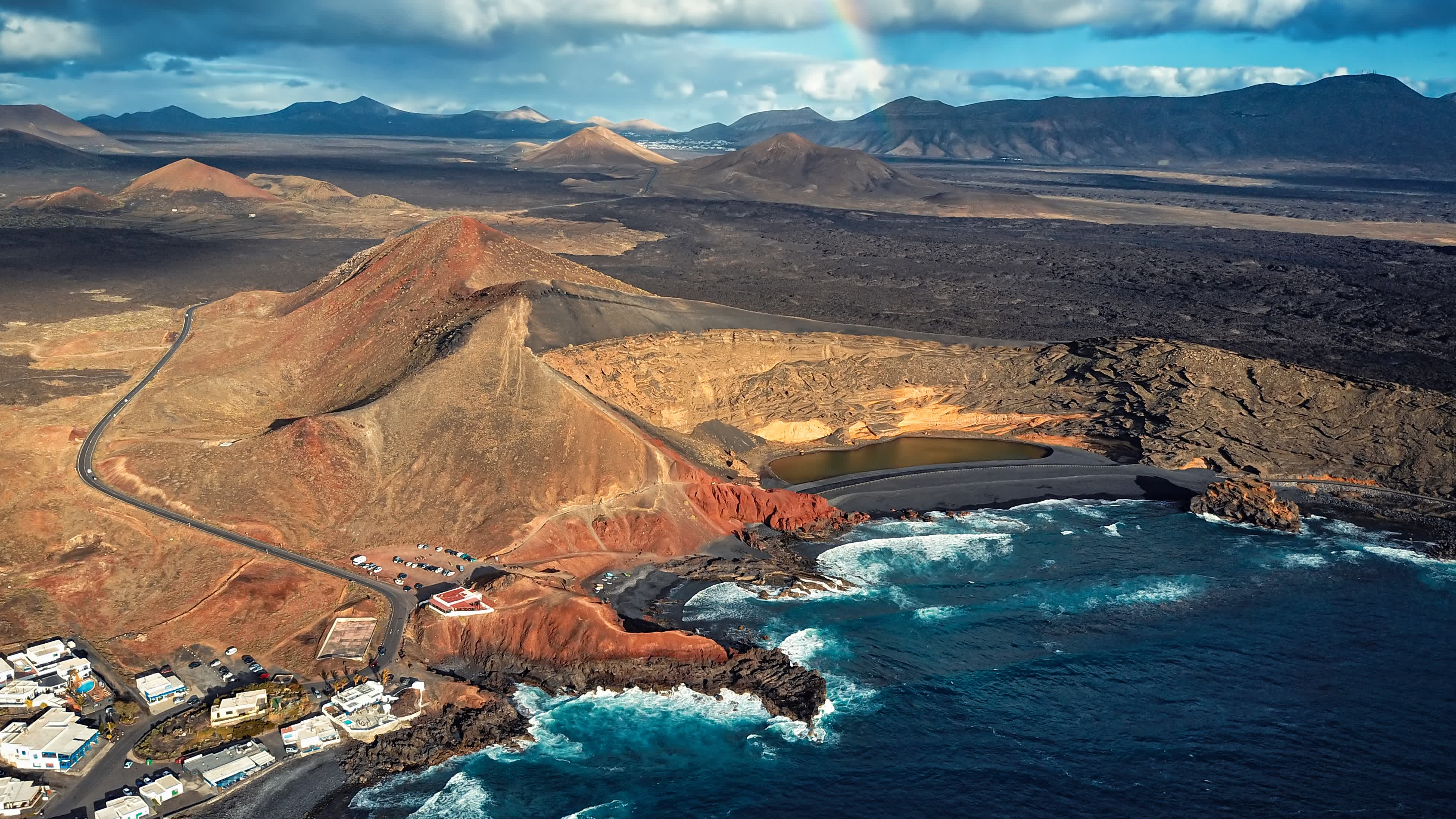 Luftaufnahme des Vulkansees El Golfo, Lanzarote, Kanarische Inseln, Spanien