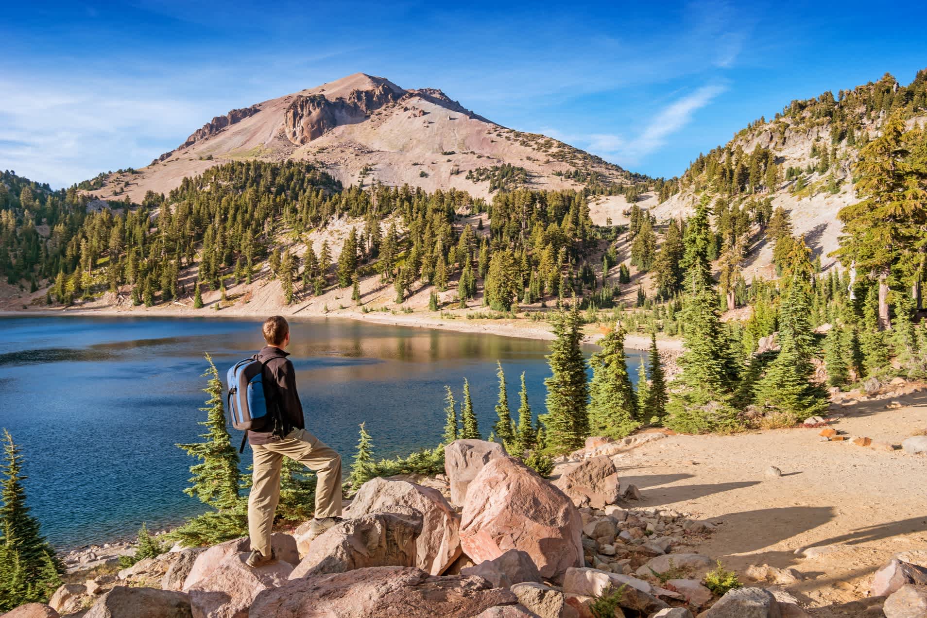 Wanderer mit Blick auf die Aussicht im Lassen Volcanic National Park in Kalifornien, USA.