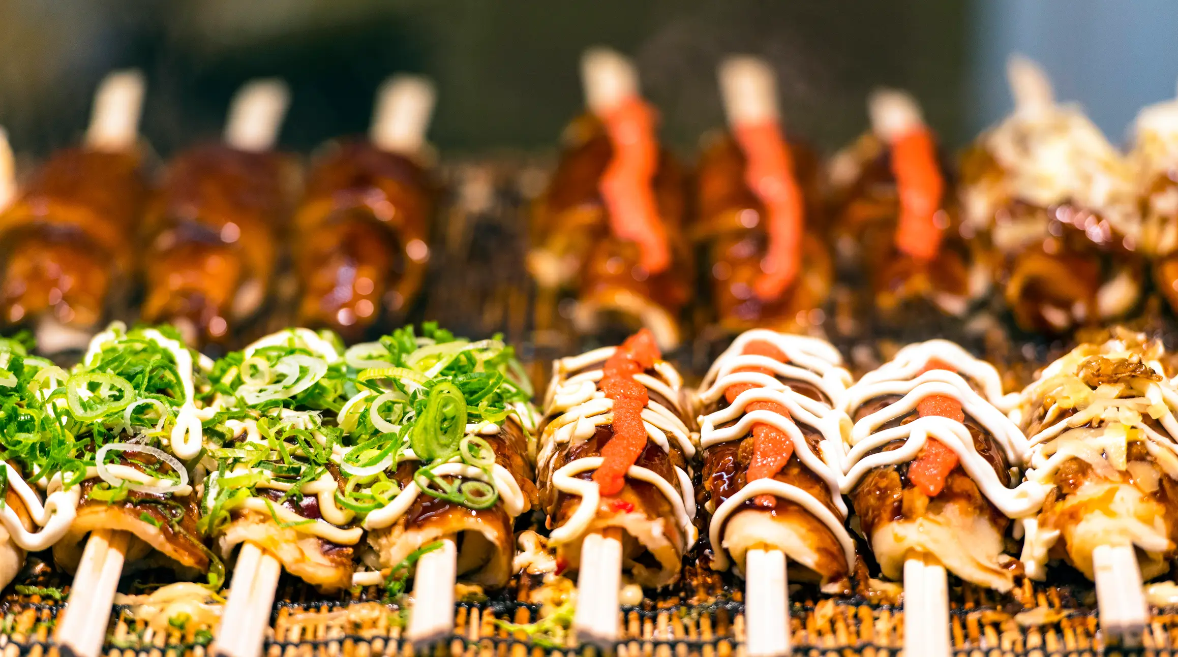 Japan, Hokkaido, Streetfood Spieße an einem Streetfood-Stand