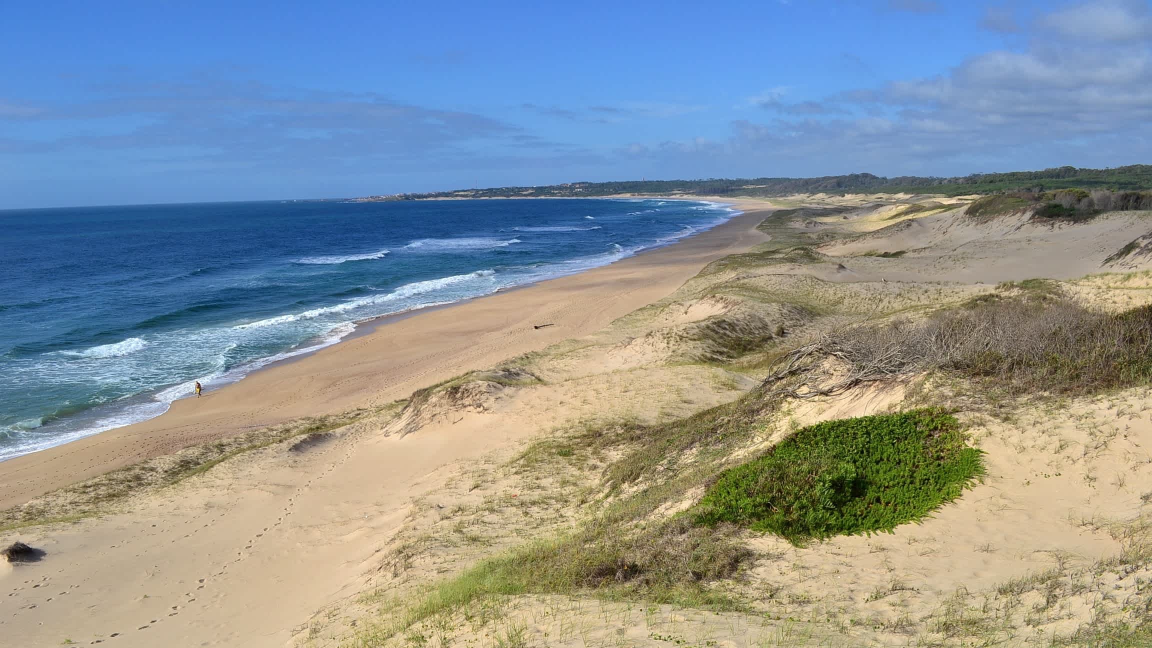 Der Strand von Achiras im Santa Teresa Nationalpark, Uruguay mit Blick auf die weiten Dünen und das blaue Meer.