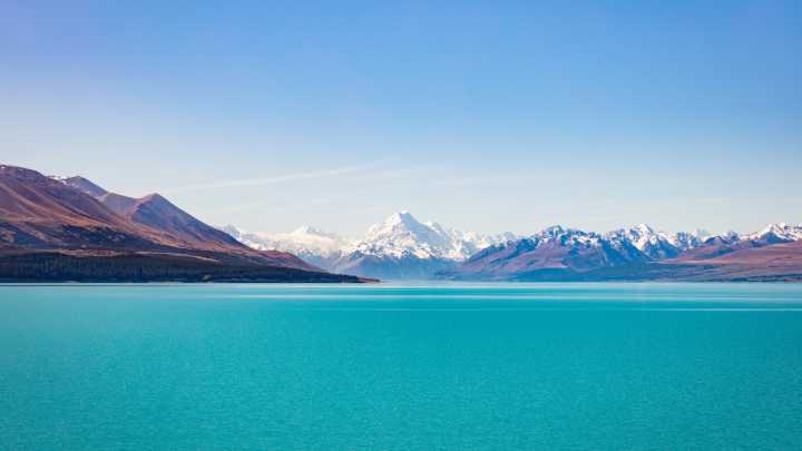 Vue sur le lac bleu Tekapo, au sud de la Nouvelle-Zélande.