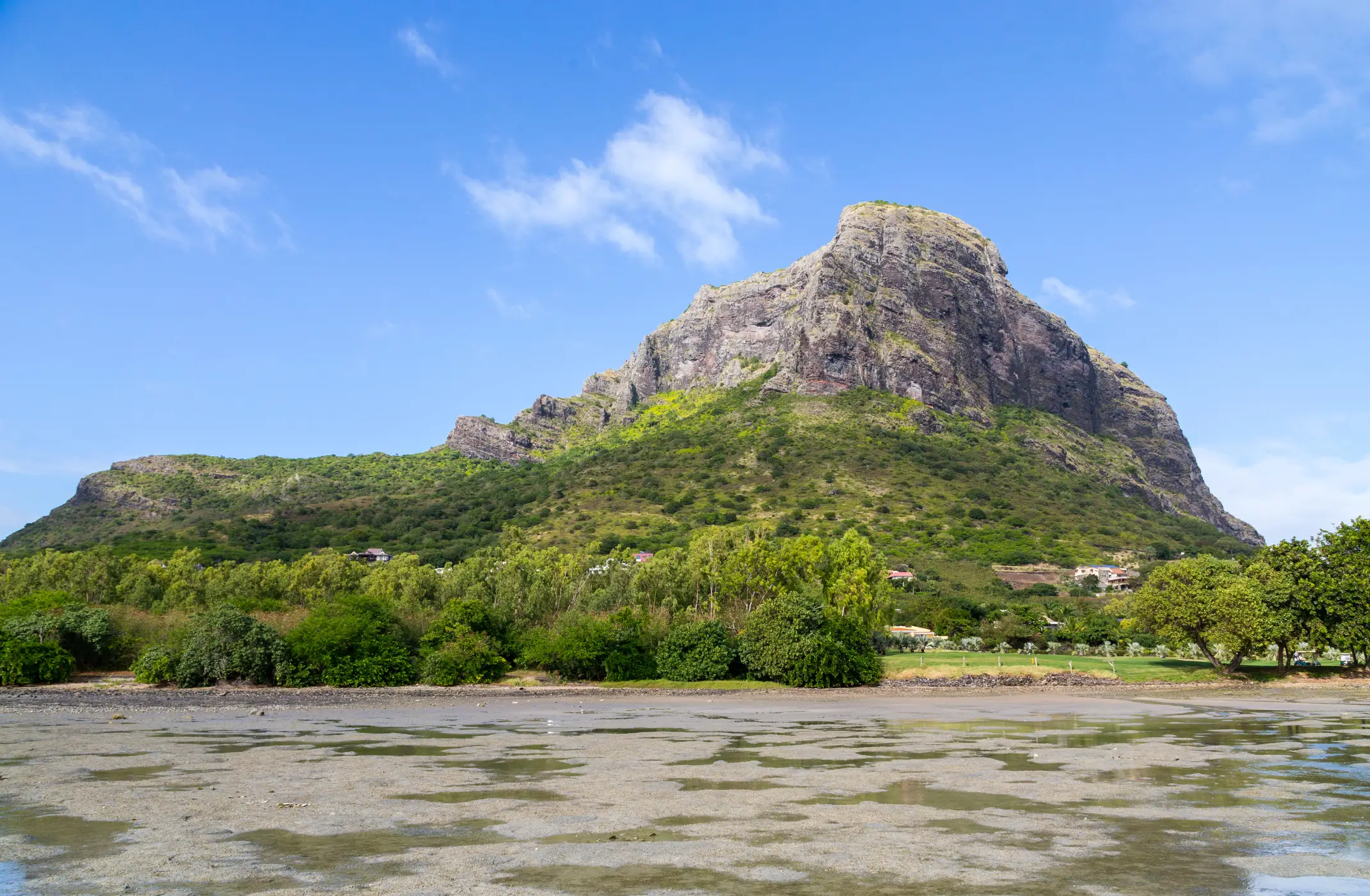 Mauritius, Le Morne Brabant Blick auf den Berg Le Morne Brabant mit blauem Himmel, Mauritius