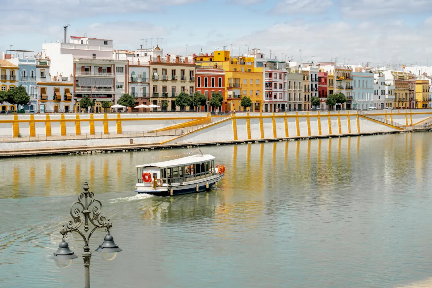 Eine ruhige Bootsfahrt am Guadalquivir entlang, Sevilla, Andalusien, Spanien.