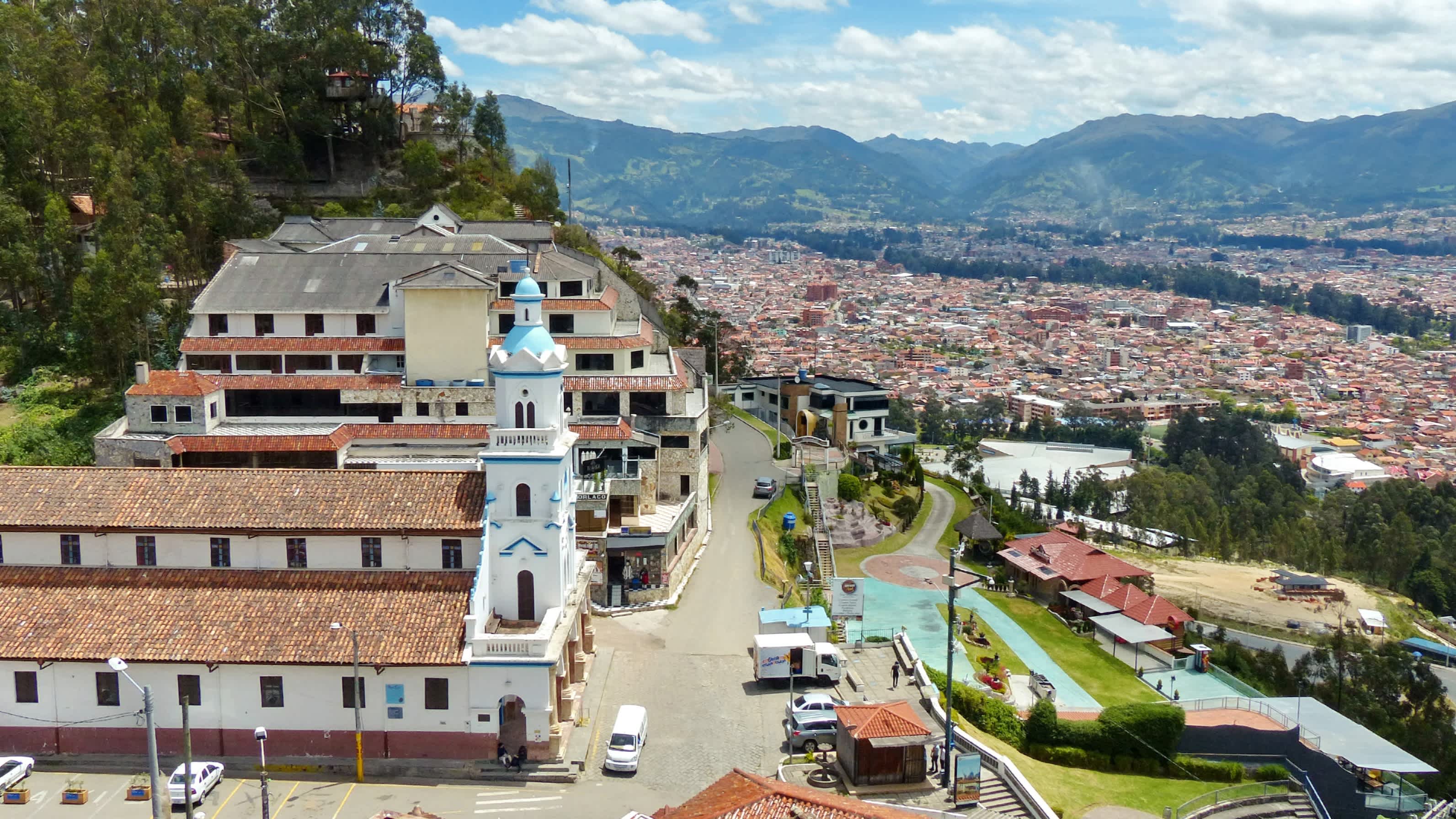 Panoramablick auf die Stadt Cuenca vom Aussichtspunkt von Turi, Ecuador