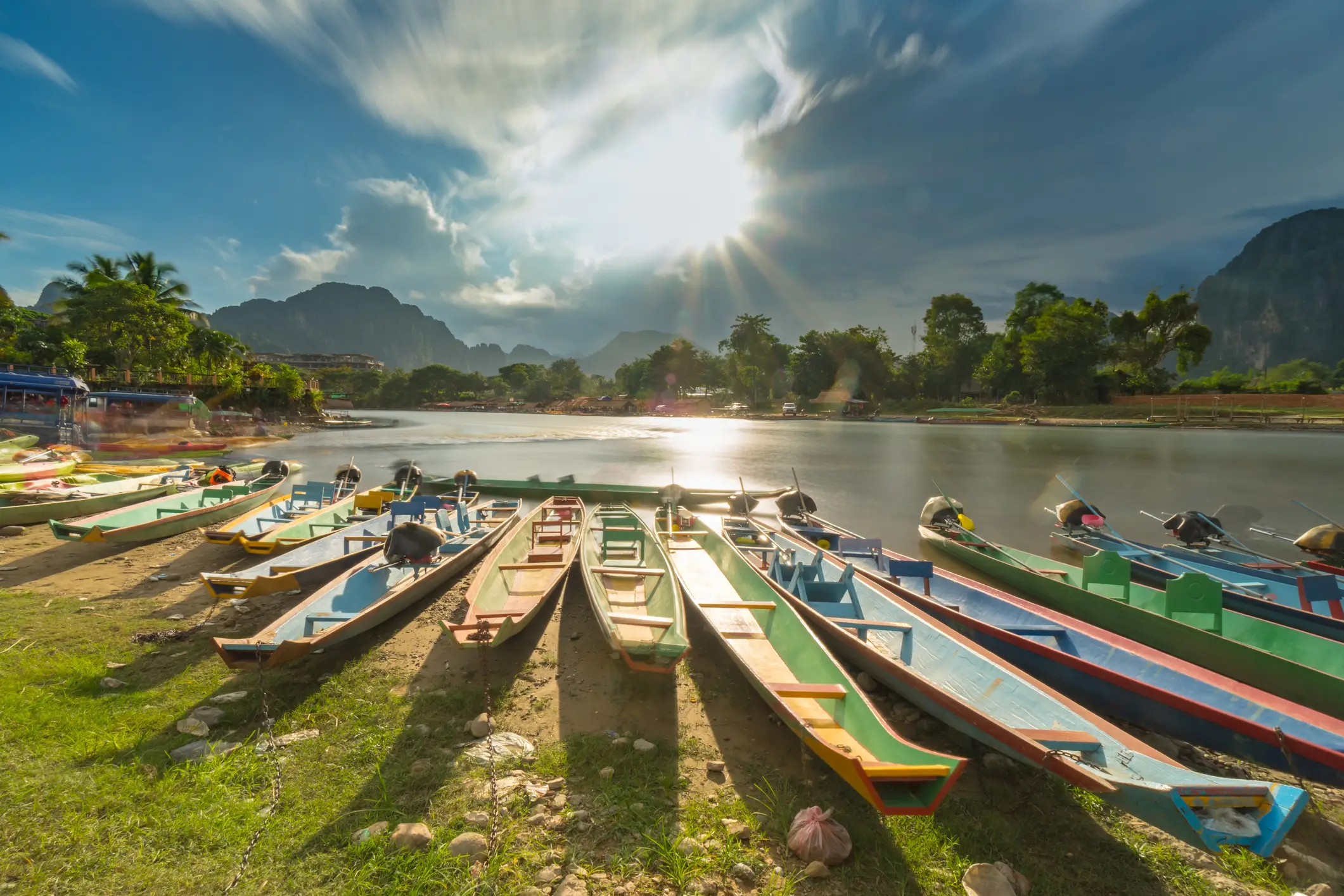 Laos, bateaux longs Bateaux longs au bord de l'eau au Laos