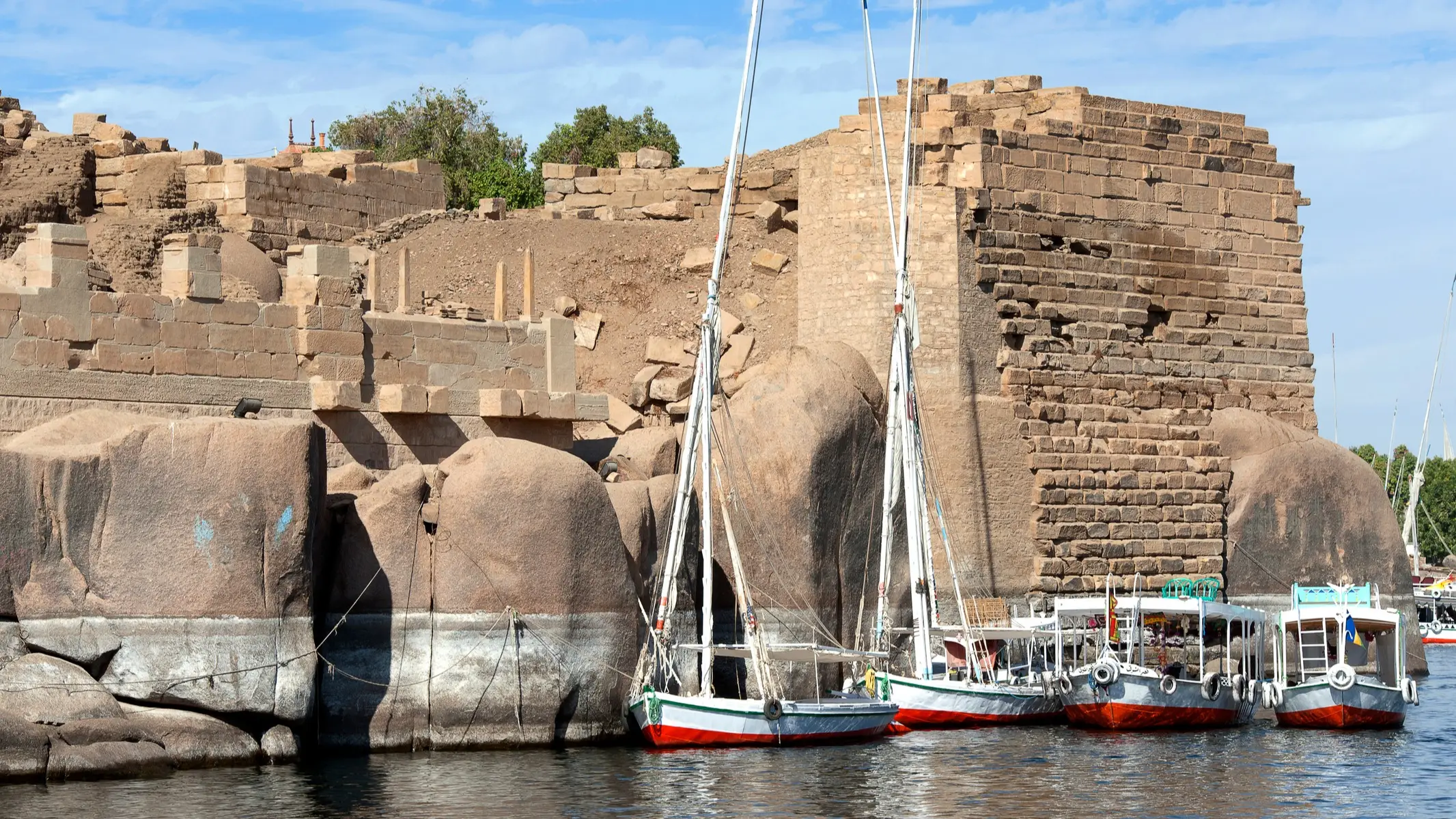 Segelboote unterhalb des Assuan-Staudamms vor Anker in Elephantine.