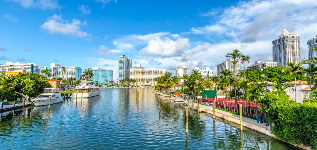 Luxuriöse Häuser am Kanal mit Booten in Miami Beach

