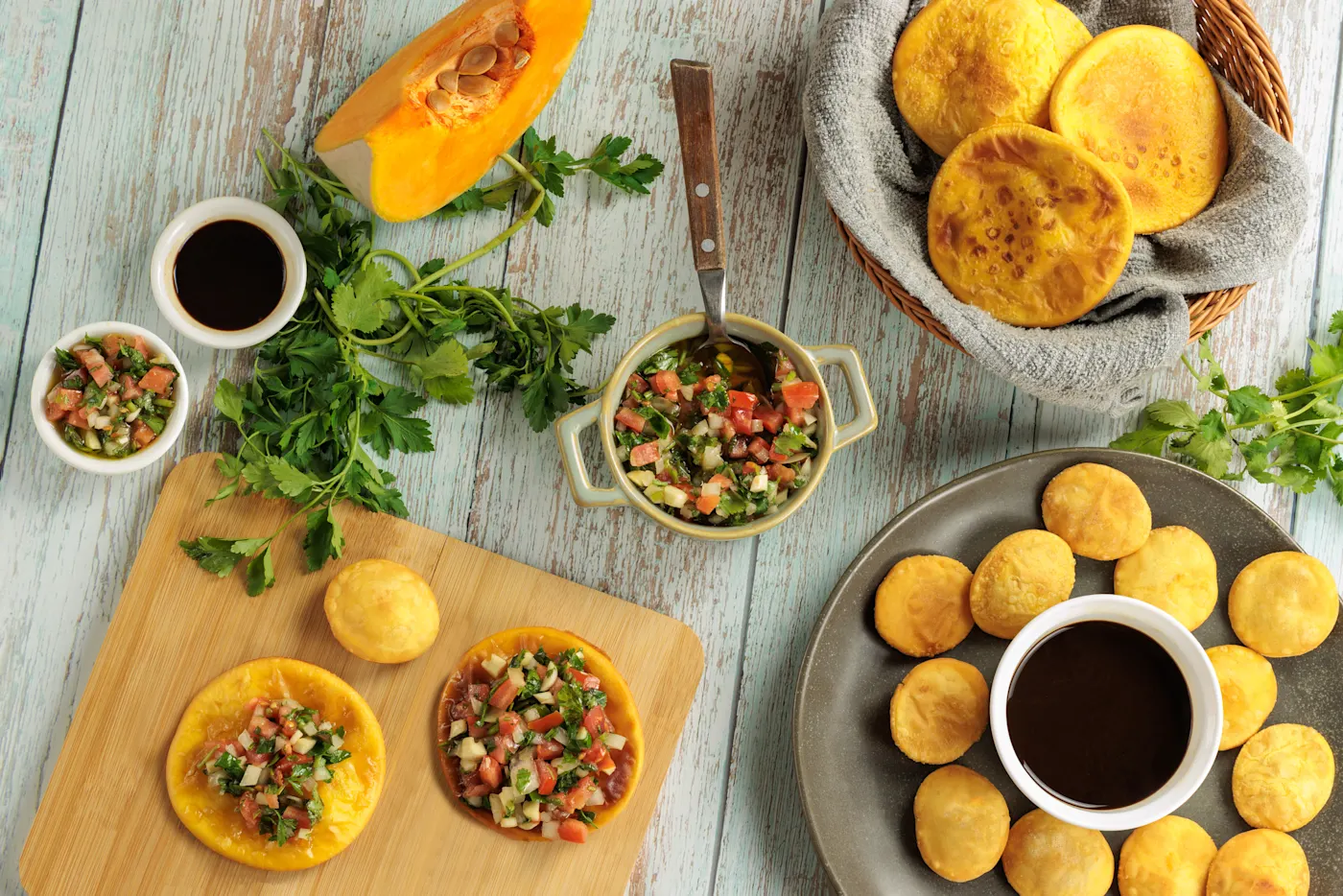 Sopaipillas , Chile Sopaipillas sind frittierte Teigfladen mit Kürbis und Petersilie, serviert mit Pebre und Chancaca