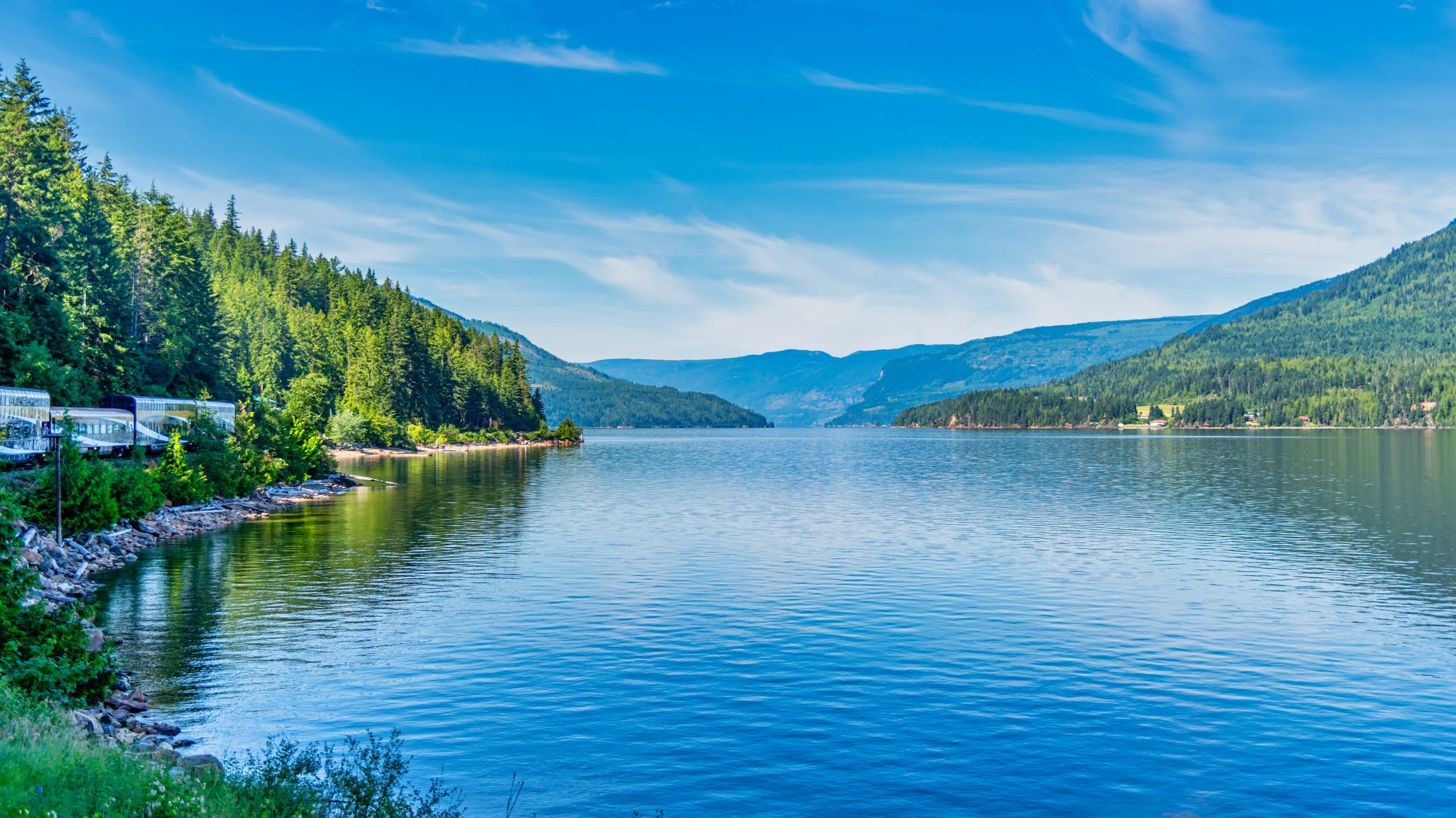 Der Rocky Mountaineer-Zug fährt durch die Rocky Mountains in Kanada und bietet ein luxuriöses Essen an Bord.