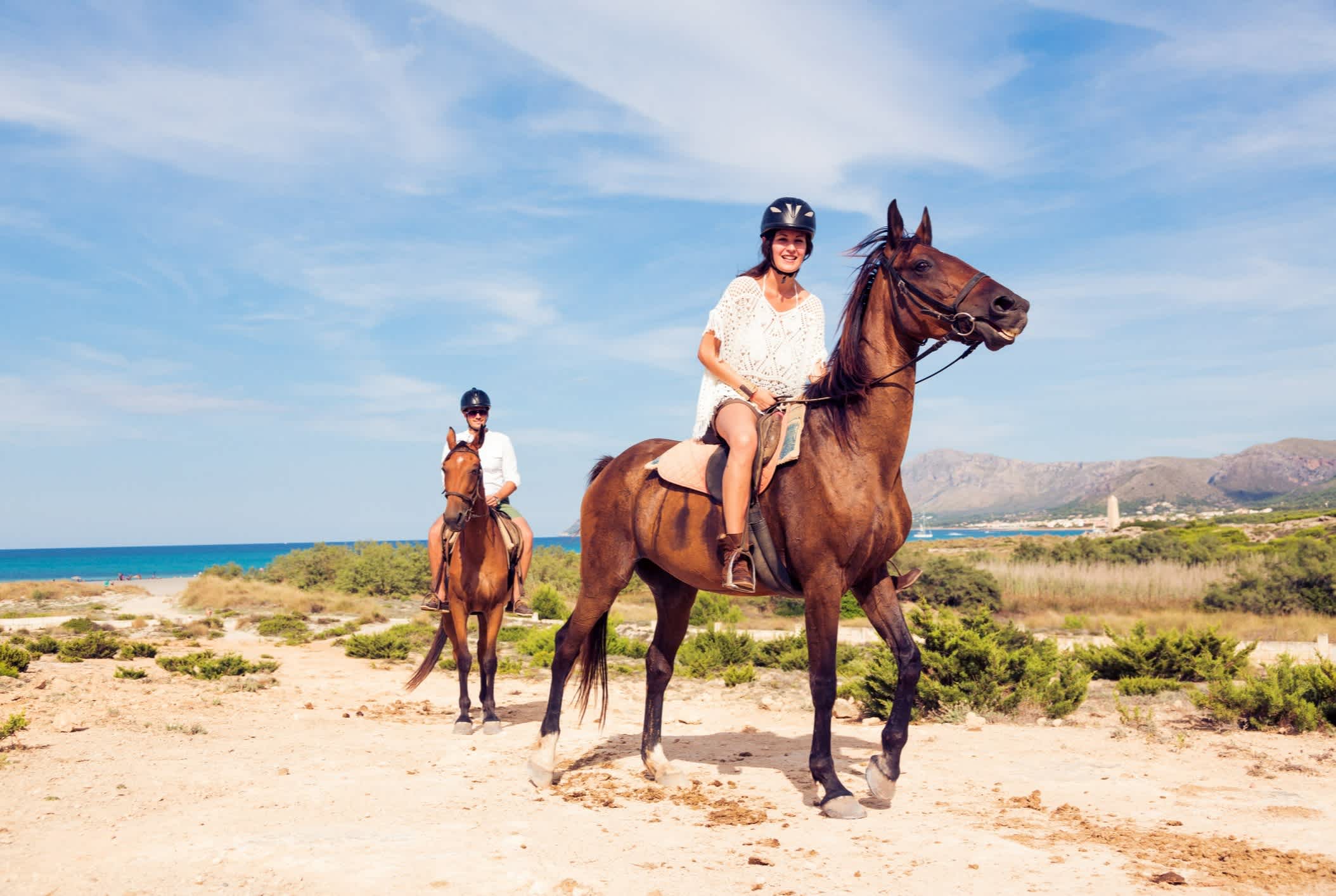 Ein Touristpaar auf Pferden