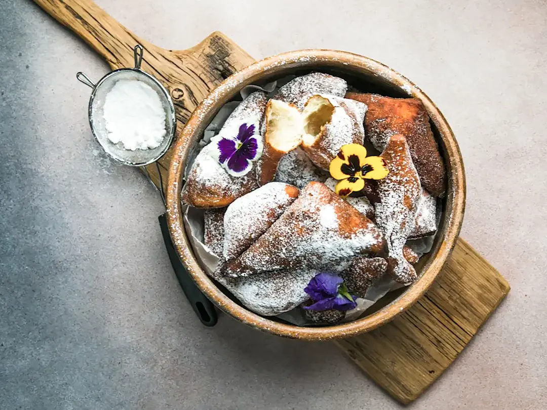 Traditionelles tansanisches Gericht, Maandazi, frittierte Teigbällchen mit Zucker bestreut.