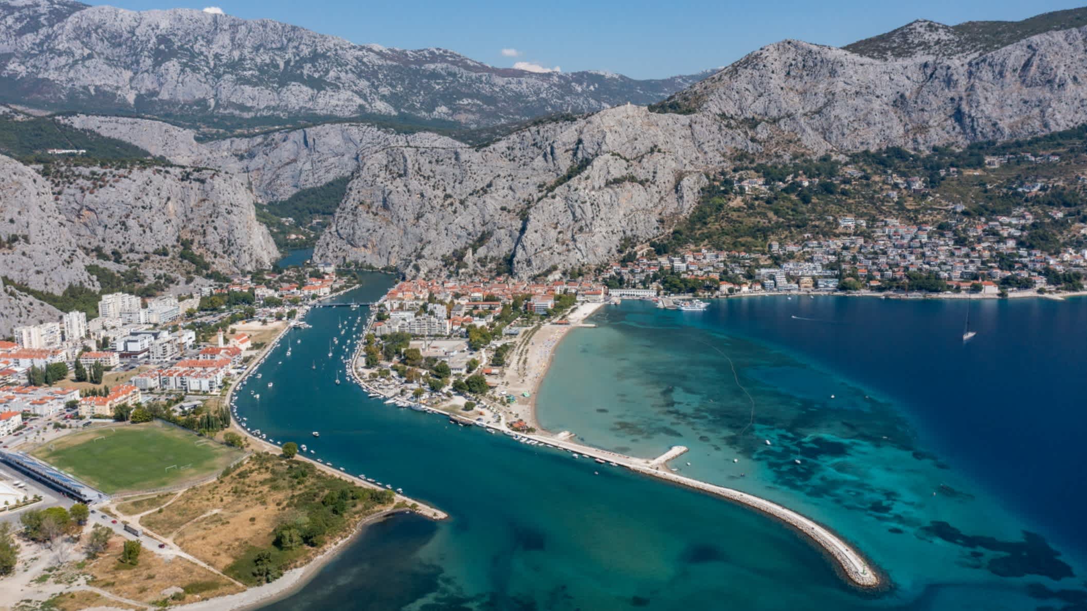 Luftaufnahme der Stadt Omiš in Dalmatien, Kroatien 