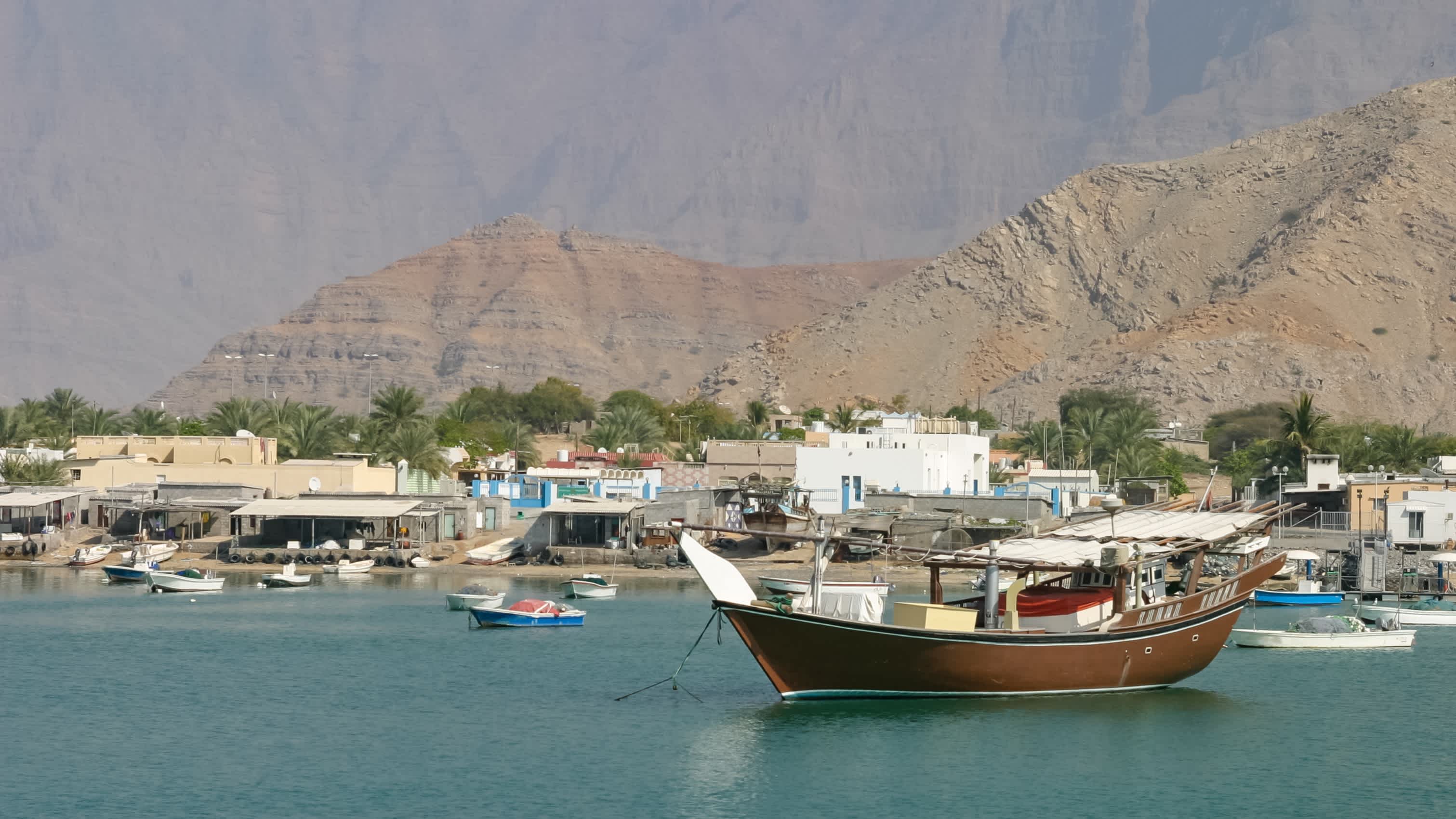 Eine Dhow im Hafen von Shaâam, einem Fischerdorf in der nördlichen Region Ras Al Khaimah