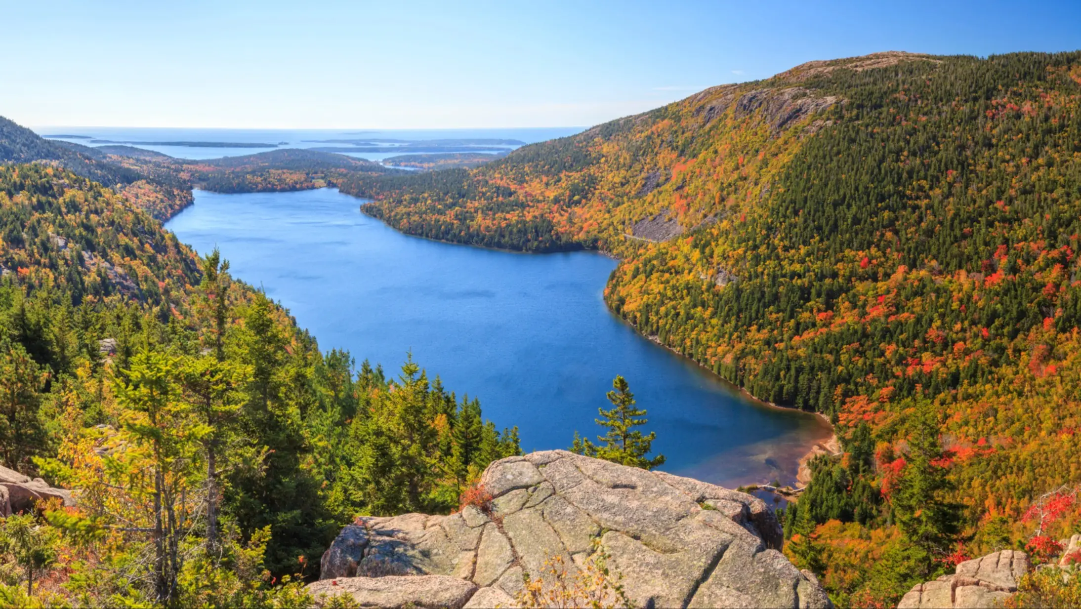 Jordan pond Acadia national park Lac bleu entouré de montagnes aux couleurs automnales, vue panoramique depuis un promontoire rocheux, USA.