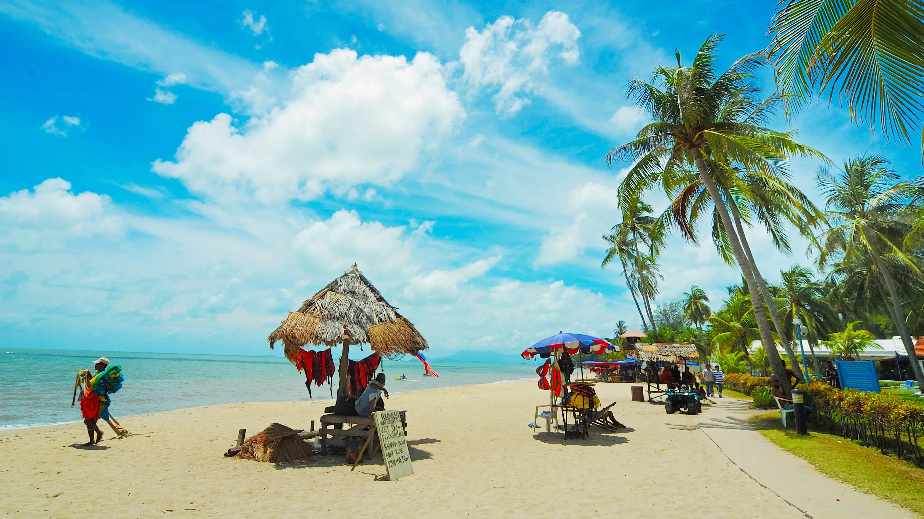 Batu Ferringhi, Penang, Malaisie Petits stands de souvenirs sur le sable bordé de palmiers sur la plage de Batu Ferringhi, en Malaisie