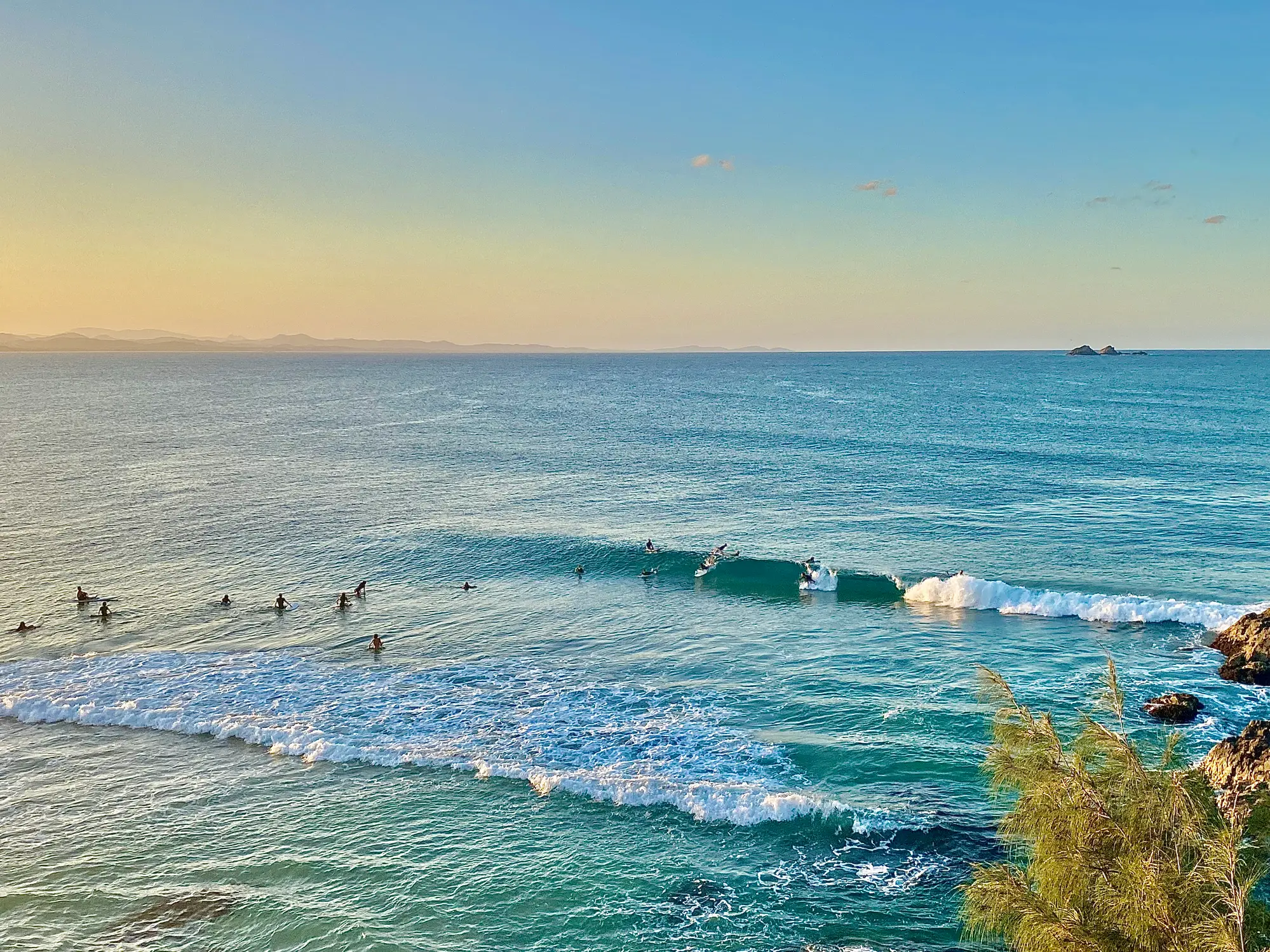 Sonnenaufgang Meerblick auf Surfer, die Aqua Waves am Byron Bay Beach Australia surfen