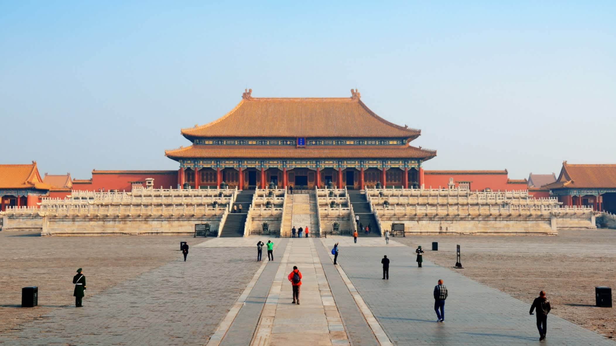 Personnes devant le palais de la Cité interdite, à Pékin, en Chine.