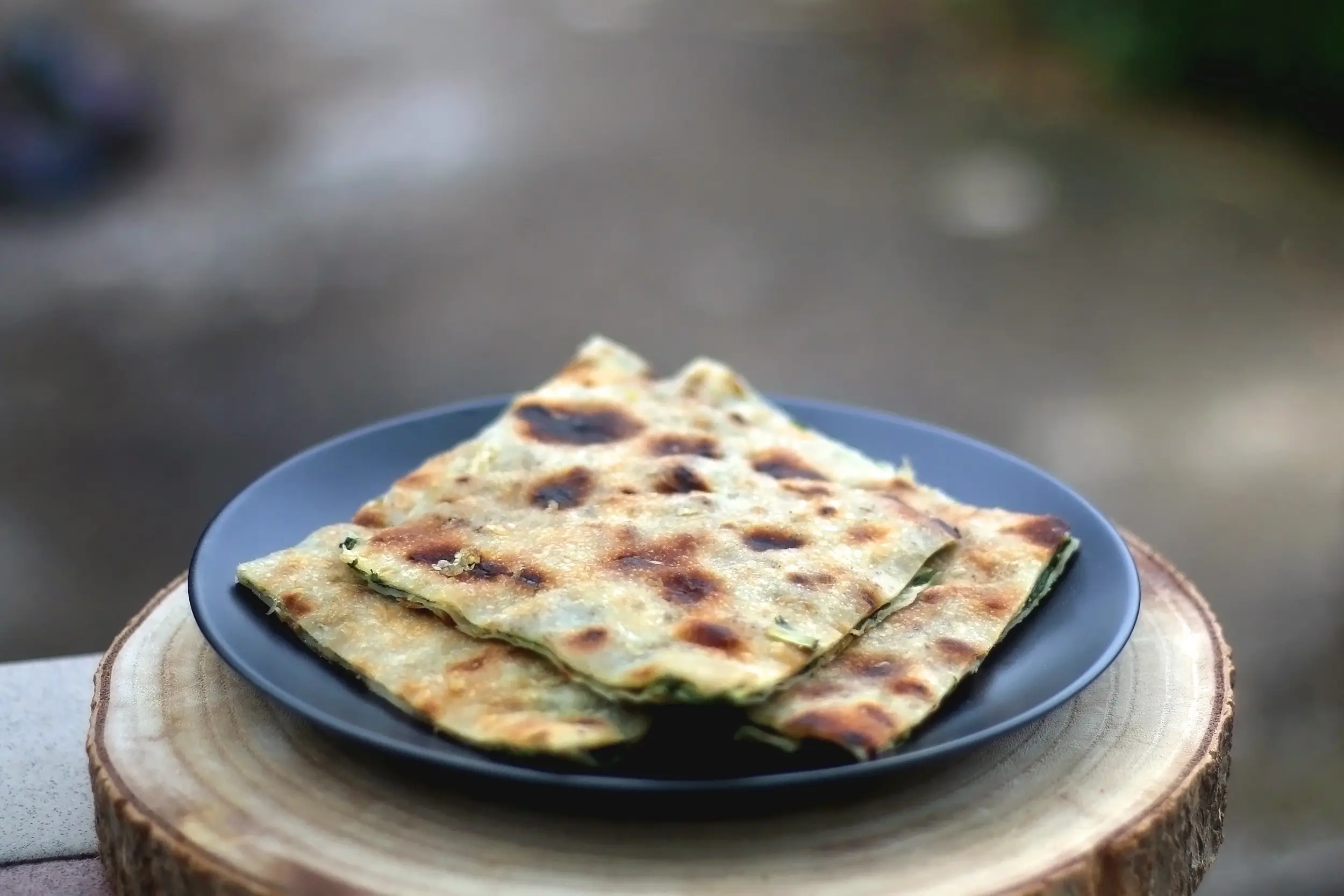 Kroatien, Essen, Soparnik Scheiben von gebackenen gefüllten gefüllten Rübenblättern und Knoblauch / traditionelle dalmatinische Küche / mediterrane Küche- Soparnik- Uljenak