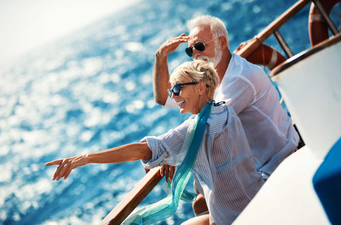 Älteres Paar auf einem Segelboot Kreuzfahrt.