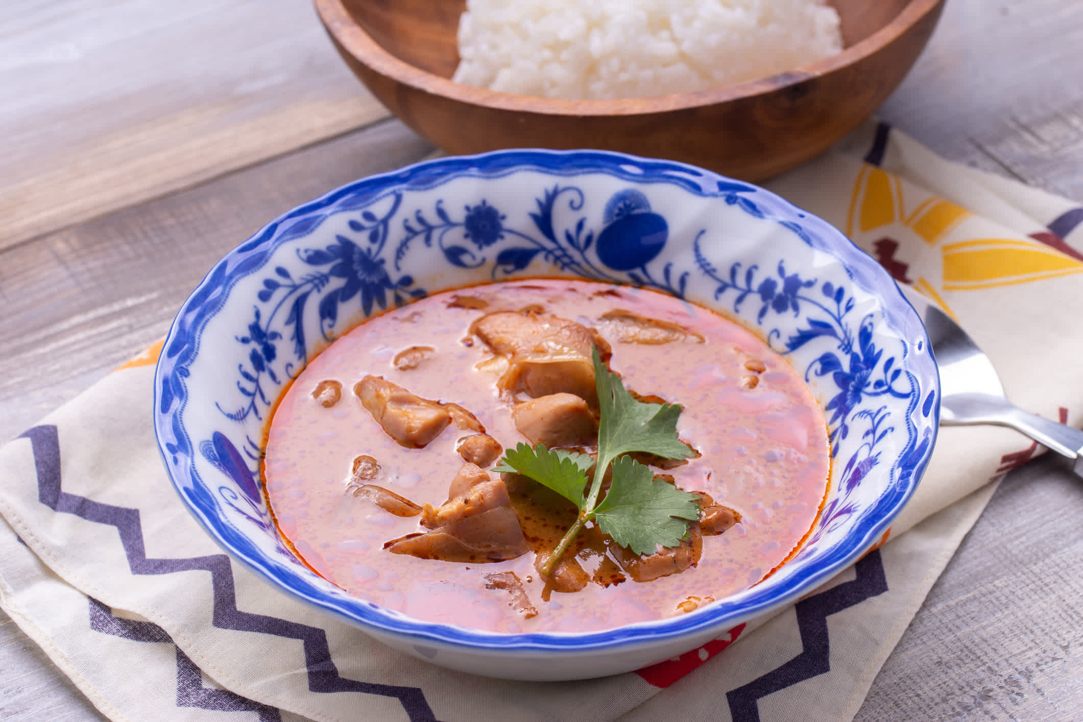 Thai Massaman-Curry auf dem Tisch mit beiseite gestelltem Reis