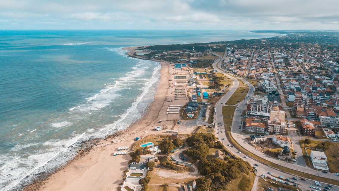Vues aériennes de la ville de Mar del Plata et de sa plage en Argentine