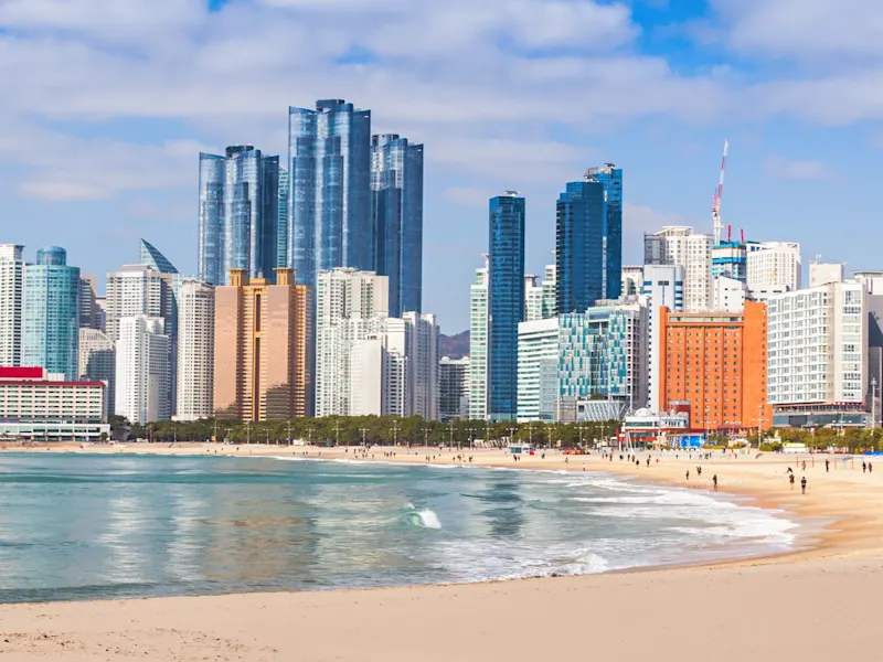 Haeundae Beach in Busan, Südkorea, ist ein lebhafter, weitläufiger Strand, bekannt für seine atemberaubende Aussicht und zahlreiche Freizeitmöglichkeiten, von Restaurants bis hin zu Festivals